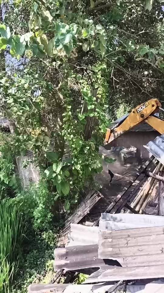 লাহৰী ঘাটত প্ৰশাসনৰ উচ্ছেদ অভিযান।
