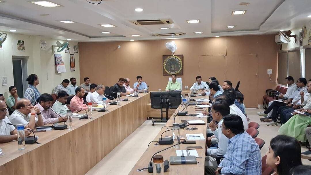 जिले में अवैध क्लिनिक, पैथोलॉजी का जांच कर उसकी रिपोर्ट दी जाए- कलेक्टर श्री यादव
==
स्वामित्व योजना के तहत सभी एसडीएम पटवारी की नियमित बैठक लेकर कार्य में प्रगति लाना सुनिश्चित करें
==
समय-सीमा बैठक में दिए गए अहम् दिशा निर्देश
===
जिले की प्रत्येक दवा दुकानों के कफ सिरप का गहन निरीक्षण किया जाये। इस कार्य को गंभीरता से और सर्वोच्च प्राथमिकता से सुनिश्चित किया जाए। जिले में अवैध क्लिनिक, पैथोलॉजी का जांच कर उसकी रिपोर्ट दी जाए। इस आशय के निर्देश कलेक्टर प्रताप नारायण यादव ने समय सीमा बैठक के दौरान दिए। उन्होने कहा निरीक्षण के लिए एक चेकलिस्ट तैयार कर सभी एसडीएम को मुहैया करा दी जाए और निर्देशानुसार कार्रवाई समय सीमा में पूरी कर ली जाए।
उन्होने दमोह से हटा निर्माणधीन सड़क के संबंध में जानकारी लेते हुए विभागीय अधिकारी से कहा है कि दूसरे एण्ड पर भी कार्रवाई तत्परता से कराई जाए ताकि आम जनों को आवागमन सुगम हो सके। एमपीआरडीसी के उपस्थित अधिकारी ने बताया कि हटा से लक्ष्मण कुटी तक वन साइड सड़क का काम पूरा हो गया है, उन्होंने जिला परिवहन अधिकारी से कहा जिले में सघन बस चेकिंग अभियान चलाया जाये।
श्री यादव ने सीएम हेल्पलाइन की समीक्षा करते हुए कहा है कि प्रकरणों का तत्परता से एवं समय सीमा में निराकरण सुनिश्चित किया जाए। उन्होंने स्वामित्व योजना के तहत की जा रही कार्रवाई की समीक्षा करते हुए सभी अनुविभागीय अधिकारी राजस्व से कहा इस कार्य में तेजी से प्रगति लाई जाए। सभी एसडीएम पटवारी की नियमित बैठक लेकर प्रगति लाना सुनिश्चित की जायें।
कलेक्टर श्री यादव ने कृषि विभाग के अधिकारियो से कहा किसानो को समय पर और सुगमता से उवर्रक मिले। जिले में उर्वरक प्राप्त होने वाला है, उसकी सही प्लानिंग कर ली जाये, ताकि सभी केंद्रो पर पर्याप्त मात्रा में खाद उपलब्ध रहे।