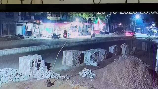 हादसा या हत्या?:-Video उत्तर प्रदेश के अलीगढ़ का है. मनोज (40) अपनी दुकान बंद कर बाइक से घर लौट रहे थे. रास्ते में एक तेज रफ्तार ऑडी ने उनकी बाइक को जोरदार टक्कर मार दी. मदद के बजाय कार सवार मनोज को रौंदता हुआ भाग गया. CCTV में घटना रिकॉर्ड हो गई. गाड़ी उत्तराखंड नंबर की है लेकिन वर्तमान में अलीगढ़ के वरिष्ठ BJP नेता और पूर्व जिलाध्यक्ष चौधरी देवराज सिंह के नाम पर रजिस्टर है. मनोज अपने पीछे पत्नी और तीन छोटे बच्चों को छोड़ गए.