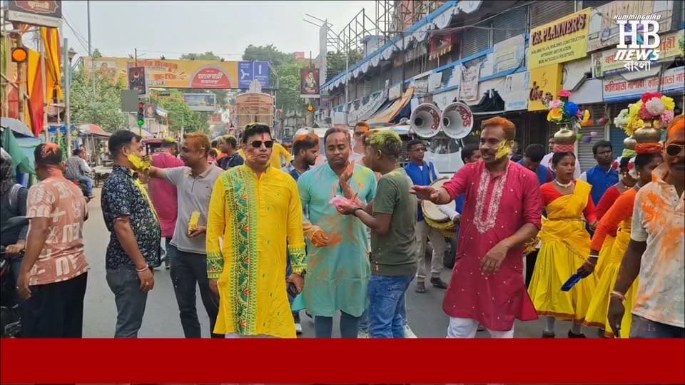 কৃষ্ণনগর কোতোয়ালি থানার দুর্গাপূজা নিরঞ্জন এর শোভাযাত্রা। আইসি সিদ্ধার্থ শংকর মন্ডলের উপস্থিতিতে এই শোভাযাত্রা এবং নিরঞ্জনের পর্ব চলছে। এই শোভাযাত্রায় কোতোয়ালি থানার সমস্ত পুরুষ এবং মহিলা কর্মীবৃন্দ আবির খেলে, নাচতে নাচতে দূর্গা প্রতিমা নিরঞ্জনের জন্য কদমতলা ঘাটের দিকে এগিয়ে চলেছেন।