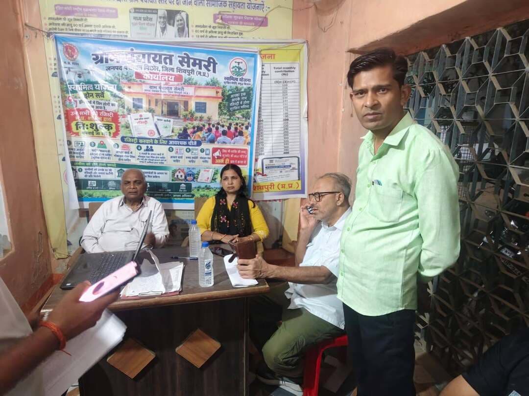सेमरी में स्वामित्व शिविर की हकीकत परखने पहुंचे अधिकारी, ग्रामीणों को मिलेगा आबादी का पक्का पट्टा
पिछोर- मध्यप्रदेश शासन की महत्वाकांक्षी स्वामित्व योजना अब धरातल पर नजर आने लगी है। पिछोर जनपद की ग्राम पंचायत सेमरी में आबादी क्षेत्र में वर्षों से निवासरत परिवारों को उनके आशियाने का कानूनी हक दिलाने के लिए विशेष रजिस्ट्री शिविर का आयोजन किया जा रहा है। इस शिविर के माध्यम से ग्रामीणों को उनके प्लॉट और मकान का पक्का मालिकाना दस्तावेज उपलब्ध कराया जाएगा।
बुधवार को शिविर का भौतिक सत्यापन करने एसडीएम ममता शाक्य, तहसीलदार शिवशंकर गुर्जर और जनपद पंचायत के सीईओ नरेन्द्र सिंह नरवरिया सेमरी पहुंचे। अधिकारियों ने शिविर में चल रही रजिस्ट्री प्रक्रिया, दस्तावेजों के संधारण और ग्रामीणों के लिए की गई व्यवस्थाओं का बारीकी से निरीक्षण किया। इस दौरान उन्होंने अधिकारियों-कर्मचारियों को पात्र हितग्राहियों को समय पर लाभ दिलाने और कार्य में तेजी लाने के निर्देश दिए।
मौके पर ग्राम पंचायत सचिव अजब सिंह लोधी और हल्का पटवारी संदीप पटेल ने बताया कि स्वामित्व योजना का मुख्य उद्देश्य ग्रामीण आबादी क्षेत्र में स्थित आवासीय संपत्तियों का ड्रोन सर्वे कर अधिकार अभिलेख तैयार करना है। इससे वर्षों से अपने मकान और प्लॉट में रह रहे ग्रामीणों को वैधानिक अधिकार मिलेगा। योजना के तहत मिलने वाले स्वामित्व कार्ड से ग्रामीण न केवल अपनी संपत्ति का मालिकाना हक प्रमाणित कर सकेंगे, बल्कि आपसी संपत्ति विवादों में भी कमी आएगी। साथ ही इस कानूनी दस्तावेज के आधार पर ग्रामीण बैंक से ऋण लेकर अपनी आर्थिक गतिविधियों को भी आगे बढ़ा सकेंगे।
अधिकारियों ने कहा कि इस प्रकार के शिविरों के आयोजन से शासन की योजनाओं का लाभ अंतिम व्यक्ति तक पहुंचेगा और ग्रामीणों की वर्षों पुरानी मांग पूरी होगी।
Collector Shivpuri
Arpit Verma IAS