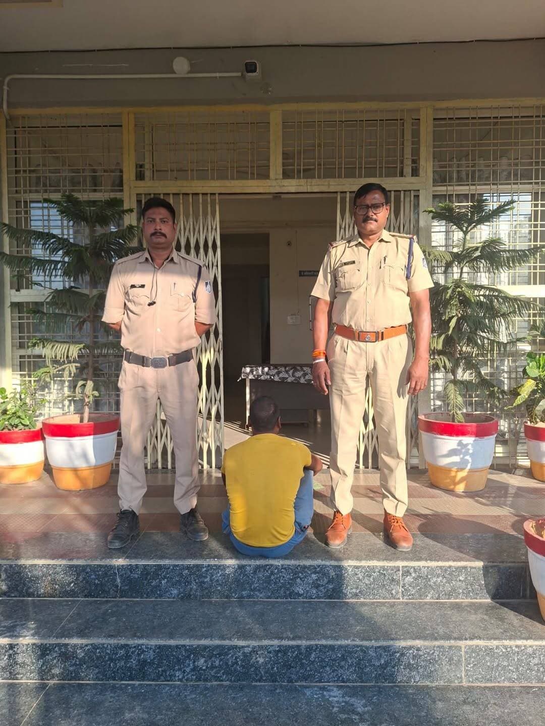 शिवपुरी- थाना खनियाधाना पुलिस के द्वारा वारंट तामीली कार्यवाही करते हुये प्रकरण क्रमांक 240/2015 एवं 832/2015 में 11 साल से 02 स्थाई वारंटों में फरार सोहन उर्फ बुध्दा आदिवासी को गिरफ्तार कर न्यायालय पेश किया एवं जेल भेजा गया।