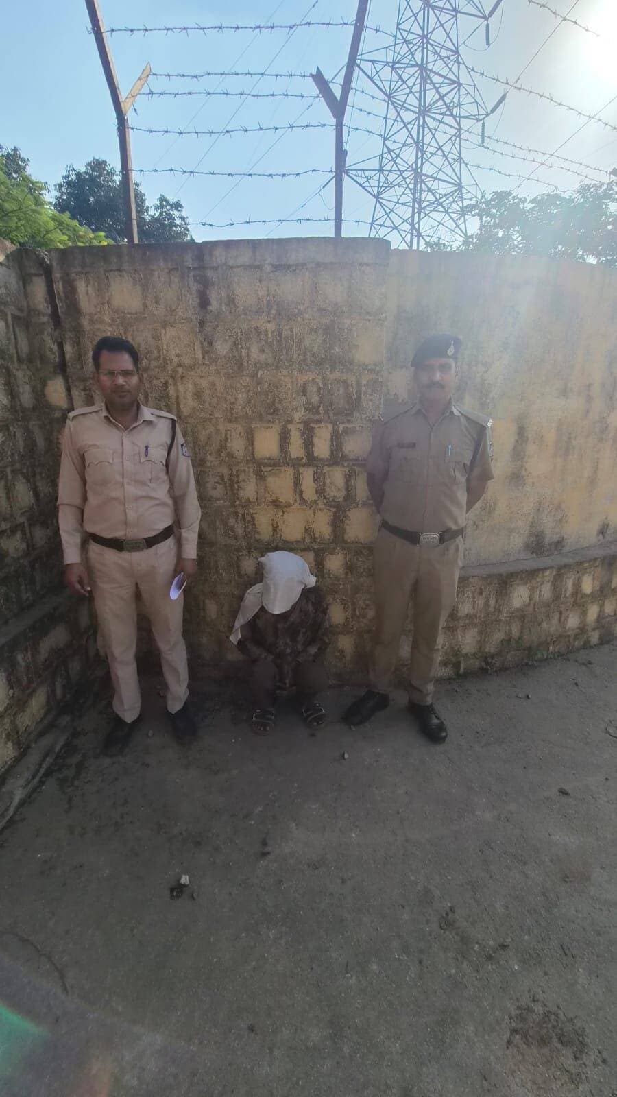 शिवपुरी- थाना भौंती पुलिस द्वारा अपराधों में फरार चल रहे आरोपियों की गिरफ्तारी हेतु कार्यवाही करते हुये के आबकारी एक्ट के अपराध क्रमांक 170/26 में फरार आरोपी नरेन्द्र लोधी को गिरफ्तार कर न्यायालय पेश किया।
