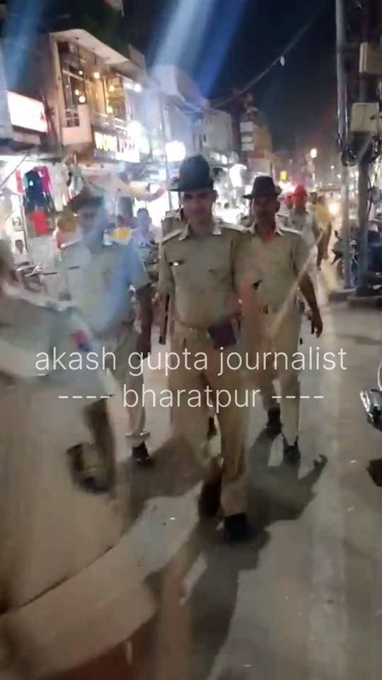भरतपुर शहर कोतवाली थानाधिकारी तेजपाल सैनी के नेतृत्व में पुलिस ने शहर के मुख्य बाजार में फ्लैग मार्च निकाला..