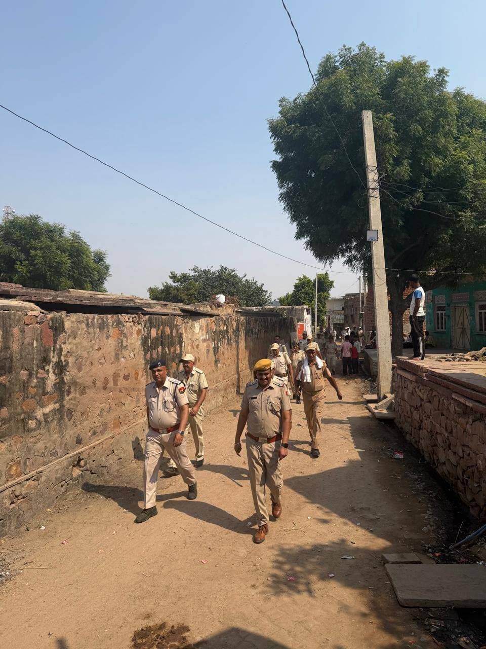  जिला पुलिस अधीक्षक राजेश कुमार मीना के निर्देशन में-
पंचायत चुनावों के मद्देनजर जिलेभर में पुलिस का व्यापक फ्लैग मार्च
आदर्श आचार संहिता की पालना एवं सुरक्षा व्यवस्था हेतु जिलेभर में पुलिस अधिकारियों एवं जवानों ने निकाला फ्लैग मार्च
असामाजिक तत्वों एवं कानून-व्यवस्था प्रभावित करने वालों पर होगी सख्त कार्रवाई
भरतपुर। जिले में शांति, सौहार्द एवं कानून-व्यवस्था बनाए रखने तथा पंचायत चुनावों को शांतिपूर्ण, निष्पक्ष एवं भयमुक्त वातावरण में संपन्न कराने के उद्देश्य से भरतपुर पुलिस पूरी तरह सतर्क एवं मुस्तैद है। जिलेभर में सुरक्षा व्यवस्था को सुदृढ़ करने के लिए पुलिस अधिकारियों द्वारा लगातार व्यापक स्तर पर फ्लैग मार्च, पुलिस गश्त, पैदल मार्च, सघन चेकिंग एवं निगरानी अभियान चलाया जा रहा है।
इसी क्रम में आज जिला पुलिस अधीक्षक राजेश कुमार मीना के निर्देशन में आगामी पंचायत चुनावों के मध्यनजर आदर्श आचार संहिता की पालना, जिले में सुरक्षा व्यवस्था तथा पंचायत चुनावों को निष्पक्ष, शांतिपूर्ण एवं भयमुक्त वातावरण में सम्पन्न कराने के उद्देश्य से जिलेभर में ग्रामीण क्षेत्रों में पुलिस अधिकारियों एवं जवानों द्वारा व्यापक पैदल फ्लैग मार्च निकाला गया। फ्लैग मार्च के माध्यम से आमजन में सुरक्षा की भावना मजबूत करने, कानून-व्यवस्था के प्रति पुलिस की प्रतिबद्धता प्रदर्शित करने तथा असामाजिक एवं शरारती तत्वों को स्पष्ट संदेश देने का प्रयास किया गया कि जिले में शांति व्यवस्था भंग करने वाले किसी भी व्यक्ति के विरुद्ध नियमानुसार सख्त कार्रवाई की जाएगी।
▪आमजन में सुरक्षा का विश्वास कायम करने का प्रयास
जिलेभर में आयोजित फ्लैग मार्च का मुख्य उद्देश्य आदर्श आचार संहिता की पालना, जिले में चुनाव प्रक्रिया के दौरान कानून एवं सुरक्षा व्यवस्था बनाए रखना, आमजन एवं मतदाताओं में पुलिस एवं प्रशासन के प्रति विश्वास को मजबूत करना, चुनाव प्रक्रिया को प्रभावित करने वाली किसी भी अवैध या असामाजिक गतिविधि पर प्रभावी नियंत्रण एवं पंचायत चुनावों को निष्पक्ष, शांतिपूर्ण एवं भयमुक्त वातावरण में सम्पन्न कराना तथा यह संदेश देना रहा कि चुनाव प्रक्रिया के दौरान जिले में कानून-व्यवस्था बनाए रखने के लिए जिला पुलिस पूरी तरह मुस्तैद है।
▪चुनाव क्षेत्रों में लगातार पुलिस की निगरानी
जिला पुलिस अधीक्षक राजेश कुमार मीना ने बताया कि पंचायत चुनावों को लेकर जिला पुलिस द्वारा चुनाव क्षेत्रों में लगातार फ्लैग मार्च, सघन नाकाबंदी एवं प्रभावी गश्त की जा रही है। पुलिस अधिकारियों द्वारा संवेदनशील एवं अतिसंवेदनशील क्षेत्रों में सुरक्षा व्यवस्थाओं का जायजा लिया जा रहा है तथा पर्याप्त पुलिस बल की तैनाती की जाकर, पंचायत क्षेत्रों एवं ग्रामीण इलाकों में पुलिस गश्त को बढ़ाया गया है।
साथ ही जिला पुलिस टीमों द्वारा प्रमुख मार्गों, नाकों, चैराहों एवं संवेदनशील स्थानों पर संदिग्ध व्यक्तियों एवं वाहनों की सघन जांच की जा रही है। चुनाव प्रक्रिया को प्रभावित करने वाली अवैध गतिविधियों पर प्रभावी अंकुश लगाने के लिए विशेष निगरानी रखी जा रही है।
नाकाबंदी एवं चेकिंग के दौरान अवैध शराब, हथियार, नकदी तथा अन्य प्रतिबंधित सामग्री के परिवहन पर कड़ी निगरानी रखी जा रही है। संदिग्ध गतिविधियों की सूचना मिलने पर संबंधित पुलिस अधिकारियों को तत्काल कार्रवाई के निर्देश दिए गए हैं।
▪कानून-व्यवस्था बिगाड़ने अथवा चुनाव प्रक्रिया को प्रभावित करने वालों पर होगी कठोर कार्यवाही
जिला पुलिस अधीक्षक ने बताया कि कि जिला पुलिस पंचायत चुनावों को शांतिपूर्ण, निष्पक्ष, पारदर्शी एवं भयमुक्त वातावरण में संपन्न कराने के लिए पूरी तरह मुस्तैद है। चुनाव के दौरान कानून-व्यवस्था व माहौल खराब करने अथवा चुनाव प्रक्रिया को प्रभावित करने वाले किसी भी प्रयास को गंभीरता से लेते हुए आसामाजिक तत्वों के विरूद्व कठोर कार्रवाई की जाएगी।
जिला पुलिस द्वारा पंचायत चुनाव समाप्ति तक लगातार गश्त, नाकाबंदी, चेकिंग एवं निगरानी की कार्रवाई जारी रखी जाएगी, ताकि आमजन निर्भीक होकर अपने मताधिकार का प्रयोग कर सकें और चुनाव प्रक्रिया शांतिपूर्ण ढंग से संपन्न हो सके।
▪आमजन से पुलिस की अपील
जिला पुलिस अधीक्षक राजेश कुमार मीना द्वारा आमजन से अपील की गई है कि पंचायत चुनावों के दौरान शांति एवं कानून-व्यवस्था बनाए रखने में पुलिस एवं प्रशासन का सहयोग करें। सोशल मीडिया पर किसी भी प्रकार की अफवाह, भ्रामक सूचना या अपुष्ट संदेश प्रसारित करने से बचें। किसी भी संदिग्ध गतिविधि अथवा शांति व्यवस्था प्रभावित करने वाले घटना की सूचना तत्काल जिला पुलिस कन्ट्रोल रूम के नम्बर 9530411127, 9530411128, 8764862756 अथवा 100/112 तथा अपने नजदीकी पुलिस थाने पर देवें।