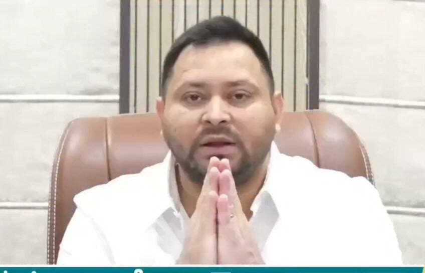 नेता प्रतिपक्ष तेजस्वी यादव का शिक्षकों के नाम संदेश, 23 अक्टूबर को गठबंधन प्रत्याशी प्रो. जयराम यादव के पक्ष में मतदान की अपील_
नेता प्रतिपक्ष तेजस्वी यादव ने सारण शिक्षक निर्वाचन क्षेत्र के चुनाव को लेकर शिक्षकों और गुरुजनों के नाम संदेश जारी किया है। उन्होंने 23 अक्टूबर को होने वाले शिक्षक निर्वाचन क्षेत्र के चुनाव में सारण से राजद गठबंधन प्रत्याशी प्रोफेसर जयराम यादव के पक्ष में मतदान करने की अपील की है।
तेजस्वी यादव ने अपने संदेश में शिक्षकों के लिए कई प्रमुख संकल्पों का जिक्र किया। उन्होंने कहा कि माध्यमिक शिक्षकों के लिए सातवां वेतनमान लागू कराया जाएगा। वित्त रहित शिक्षकों को वेतनमान और सम्मानजनक आर्थिक सुरक्षा दिलाई जाएगी।
साथ ही विश्वविद्यालयों की स्वायत्तता बरकरार रखने, शिक्षा विभाग को भ्रष्टाचार मुक्त, पारदर्शी और जवाबदेह बनाने की बात कही। अल्पसंख्यक विद्यालयों के साथ गैर-सरकारी कृत विद्यालयों के समान व्यवहार और उनके अधिकारों की रक्षा सुनिश्चित करने का भी संकल्प लिया।
तेजस्वी यादव ने शिक्षकों की लंबित प्रमोशन, सेवा संबंधी समस्याओं, पेंशन और रिटायरमेंट लाभों की व्यवस्था में सुधार कराने का भी भरोसा दिलाया है।