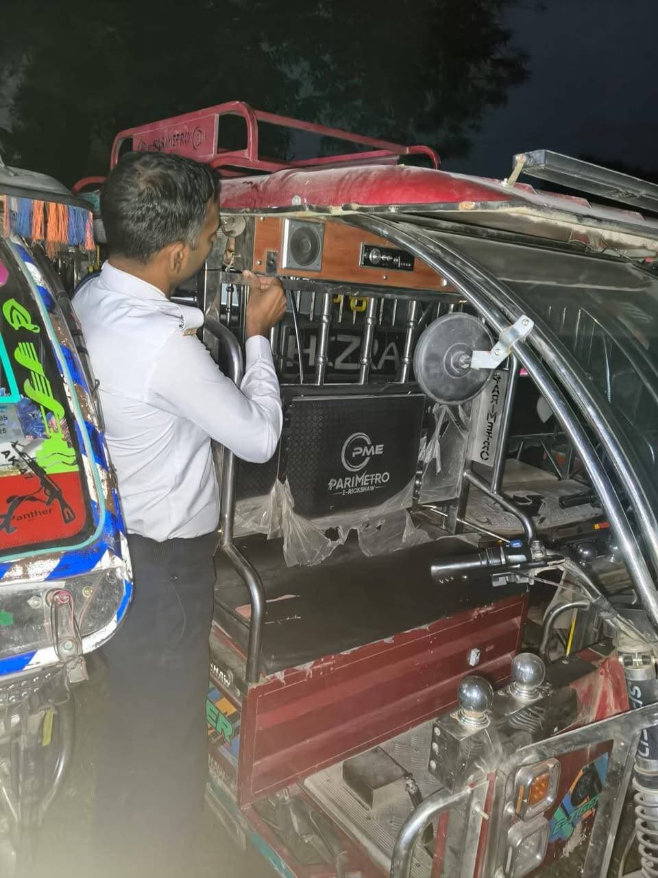 फिरोजाबाद में ऑटो-ई-रिक्शा में बज रहा था तेज म्यूजिक, ट्रैफिक पुलिस ने उतरवाए लाउडस्पीकर
फिरोजाबाद। वरिष्ठ पुलिस अधीक्षक आदित्य लांग्हे के निर्देशन में यातायात व्यवस्था को सुचारु बनाए रखने और ध्वनि प्रदूषण पर अंकुश लगाने के लिए विशेष अभियान चलाया जा रहा है।
अभियान के तहत प्रभारी यातायात और टीम ने 20 ऑटो/ई-रिक्शा से लाउडस्पीकर उतरवाने की कार्रवाई की। जिसमें 07 वाहनों को सीज किया गया और 13 वाहनों के खिलाफ एमवी एक्ट में वैधानिक कार्रवाई की गई।
पुलिस ने वाहन चालकों को यातायात नियमों का पालन करने और निर्धारित मानकों के अनुरूप वाहन संचालन करने के लिए जागरूक भी किया।
फिरोजाबाद पुलिस द्वारा यातायात को सुगम, सुरक्षित और व्यवस्थित बनाए रखने के लिए अभियान लगातार जारी है।
#Firozabad #TrafficAction #Loudspeaker #AutoERickshaw #DDMNews