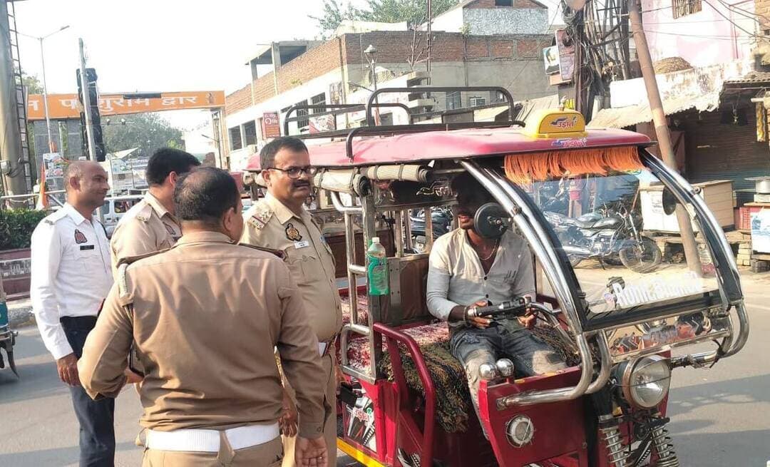 फिरोजाबाद में ट्रैफिक पुलिस का बड़ा एक्शन, एक दिन में 600 से ज्यादा चालान, ओवरस्पीड वाले उड़े
फिरोजाबाद। वरिष्ठ पुलिस अधीक्षक आदित्य लांग्हे के निर्देशन और क्षेत्राधिकारी यातायात के नेतृत्व में जनपद में यातायात व्यवस्था को सुगम बनाने के लिए विशेष अभियान चलाया गया।
अभियान में यातायात नियम तोड़ने वालों पर जमकर कार्रवाई हुई -
- मानक से अधिक सवारी बैठाकर चला रहे 43 ई-रिक्शा का चालान, 02 ऑटो सीज
- स्पीड मीटर से जांच में 153 वाहनों का ओवरस्पीड में चालान
- 465 अन्य वाहनों का यातायात नियम उल्लंघन में चालान
- 13 स्लीपर प्राइवेट बसों की चेकिंग, 02 का चालान, मीट एंड ग्रीटिंग अभियान
- स्टंट और स्पीड बाइक चेकिंग में 31 बाइकों का चालान
यातायात पुलिस ने आमजन से अपील की है कि निर्धारित क्षमता में सवारी बैठाएं, वाहन निर्धारित स्थान पर खड़ा करें, नाबालिग बच्चों को वाहन न दें और यातायात नियमों का पालन करें।
#Firozabad #TrafficPolice #Challan #FirozabadPolice #RoadSafety