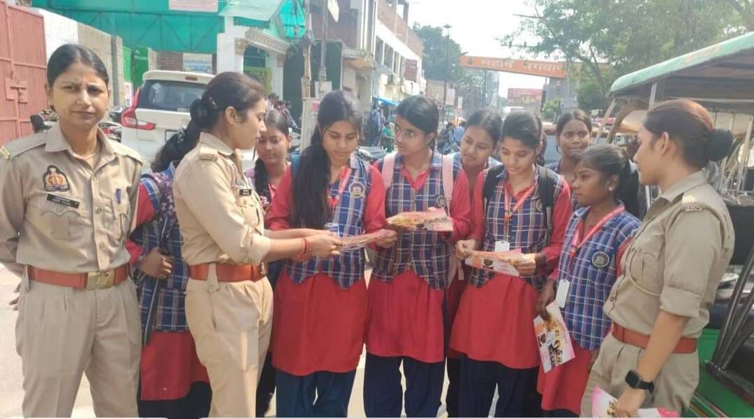 फिरोजाबाद - मिशन शक्ति में पुलिस ने खोला मोर्चा, स्कूल से गांव तक एक ही नारा - बेटी सुरक्षित तो देश सुरक्षित
फिरोजाबाद। वरिष्ठ पुलिस अधीक्षक आदित्य लांग्हे के निर्देशन में जनपद में मिशन शक्ति फेज-06 का अभियान तेज हो गया है।
पुलिस ने स्कूल, कॉलेज, गांव और ब्लॉक स्तर तक मोर्चा संभाल लिया है। आज दिनांक 22-10-2026 को जिले के सभी थानों की मिशन शक्ति टीमों ने रैली और संगोष्ठी कर बालिकाओं और महिलाओं को सुरक्षा, सम्मान और स्वावलंबन के प्रति जागरूक किया।
टीम ने साइबर हिंसा, नशे के दुष्परिणाम, बाल विवाह जैसी कुरीतियों से बचाव और महिला हेल्पलाइन नंबर 1090, 1076, 112, 1930 की जानकारी दी।
#Firozabad #MissionShakti06 #FirozabadPolice #ViralNews