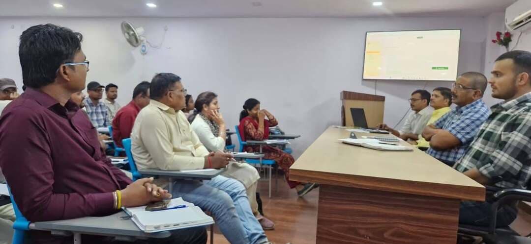 *वासंतिक (रबी) महाअभियान-2026 के सफल आयोजन को लेकर समीक्षा बैठक आयोजित, संबंधित पदाधिकारियों को दिए गए आवश्यक निर्देश*
भागलपुर, दिनांक 22 अक्टूबर 2026। को श्री प्रभात कुमार सिंह एवं श्री बिपुल जी, उप परियोजना निदेशक, आत्मा की अध्यक्षता में प्रशिक्षण भवन, आत्मा, भागलपुर में समीक्षा बैठक आयोजित की गई।
बैठक में वासंतिक (रबी) महाअभियान-2026 के अंतर्गत दिनांक 24.10.2026 से 31.10.2026 तक सभी प्रखंड मुख्यालयों में प्रखंड स्तरीय प्रशिक्षण-सह-उपादान वितरण कार्यक्रम तथा दिनांक 26.10.2026 से 30.11.2026 तक सभी 238 पंचायतों में कृषि जन कल्याण चौपाल-सह-खेत बचाओ अभियान-2026 का सफलतापूर्वक एवं ससमय आयोजन सुनिश्चित करने के संबंध में समीक्षा की गई।
साथ ही, एलईडी युक्त किसान जागरूकता प्रचार वाहन के माध्यम से किसानों के हितकारी एवं महत्वाकांक्षी योजनाओं का व्यापक प्रचार-प्रसार कराने के उद्देश्य से सभी संबंधित प्रखंड तकनीकी प्रबंधकों, सहायक तकनीकी प्रबंधकों, लेखपालों एवं कार्यपालक सहायकों के साथ बैठक की गई। बैठक में कार्यक्रमों के सफल आयोजन हेतु निम्नलिखित महत्वपूर्ण निर्देश दिए गए।
1. व्यापक प्रचार-प्रसार: सभी कार्यक्रमों का व्यापक प्रचार-प्रसार सुनिश्चित किया जाए।
2. किसानों की भागीदारी: कार्यक्रमों में अधिक से अधिक किसानों की भागीदारी सुनिश्चित की जाए।
3. जनप्रतिनिधियों एवं किसानों को आमंत्रण: प्रखंड स्तरीय कार्यक्रमों में जनप्रतिनिधियों, किसान सलाहकार समिति के सदस्यों एवं नवाचार करने वाले किसानों को आमंत्रित किया जाए।
4. कृषि विभाग की योजनाओं का प्रचार: कृषि विभाग द्वारा संचालित कार्यक्रमों एवं योजनाओं की जानकारी किसानों तक पहुंचाई जाए।
5. प्रमुख कृषि विषयों को प्राथमिकता: कार्यक्रमों में उर्वरक का संतुलित उपयोग, मृदा स्वास्थ्य, उद्यानिक फसल, समेकित कृषि प्रणाली एवं कृषि यंत्रीकरण आदि विषयों को प्राथमिकता के आधार पर शामिल करते हुए आयोजन सुनिश्चित किया जाए।
6. कृषि एवं संबद्ध विभागों की सहभागिता: कृषि एवं संबद्ध विभागों के प्रखंड स्तरीय पदाधिकारियों को कार्यक्रम में आमंत्रित कर उनके विभागों द्वारा संचालित किसान हितकारी एवं महत्वाकांक्षी योजनाओं की जानकारी किसानों को उपलब्ध कराने का निर्देश दिया गया।
बैठक में संबंधित पदाधिकारियों एवं कर्मियों को निर्देशित किया गया कि निर्धारित समयावधि में सभी कार्यक्रमों का सफलतापूर्वक आयोजन सुनिश्चित करें तथा किसानों को कृषि विभाग की योजनाओं एवं आधुनिक कृषि तकनीकों के प्रति जागरूक करें।
जिला जनसंपर्क कार्यालय
भागलपुर
समाहरणालय, भागलपुर
(जिला जन-सम्पर्क कार्यालय)
प्रेस विज्ञप्ति
*वासंतिक (रबी) महाअभियान-2026 के सफल आयोजन को लेकर समीक्षा बैठक आयोजित, संबंधित पदाधिकारियों को दिए गए आवश्यक निर्देश*
भागलपुर, दिनांक 22 अक्टूबर 2026। को श्री प्रभात कुमार सिंह एवं श्री बिपुल जी, उप परियोजना निदेशक, आत्मा की अध्यक्षता में प्रशिक्षण भवन, आत्मा, भागलपुर में समीक्षा बैठक आयोजित की गई।
बैठक में वासंतिक (रबी) महाअभियान-2026 के अंतर्गत दिनांक 24.10.2026 से 31.10.2026 तक सभी प्रखंड मुख्यालयों में प्रखंड स्तरीय प्रशिक्षण-सह-उपादान वितरण कार्यक्रम तथा दिनांक 26.10.2026 से 30.11.2026 तक सभी 238 पंचायतों में कृषि जन कल्याण चौपाल-सह-खेत बचाओ अभियान-2026 का सफलतापूर्वक एवं ससमय आयोजन सुनिश्चित करने के संबंध में समीक्षा की गई।
साथ ही, एलईडी युक्त किसान जागरूकता प्रचार वाहन के माध्यम से किसानों के हितकारी एवं महत्वाकांक्षी योजनाओं का व्यापक प्रचार-प्रसार कराने के उद्देश्य से सभी संबंधित प्रखंड तकनीकी प्रबंधकों, सहायक तकनीकी प्रबंधकों, लेखपालों एवं कार्यपालक सहायकों के साथ बैठक की गई। बैठक में कार्यक्रमों के सफल आयोजन हेतु निम्नलिखित महत्वपूर्ण निर्देश दिए गए।
1. व्यापक प्रचार-प्रसार: सभी कार्यक्रमों का व्यापक प्रचार-प्रसार सुनिश्चित किया जाए।
2. किसानों की भागीदारी: कार्यक्रमों में अधिक से अधिक किसानों की भागीदारी सुनिश्चित की जाए।
3. जनप्रतिनिधियों एवं किसानों को आमंत्रण: प्रखंड स्तरीय कार्यक्रमों में जनप्रतिनिधियों, किसान सलाहकार समिति के सदस्यों एवं नवाचार करने वाले किसानों को आमंत्रित किया जाए।
4. कृषि विभाग की योजनाओं का प्रचार: कृषि विभाग द्वारा संचालित कार्यक्रमों एवं योजनाओं की जानकारी किसानों तक पहुंचाई जाए।
5. प्रमुख कृषि विषयों को प्राथमिकता: कार्यक्रमों में उर्वरक का संतुलित उपयोग, मृदा स्वास्थ्य, उद्यानिक फसल, समेकित कृषि प्रणाली एवं कृषि यंत्रीकरण आदि विषयों को प्राथमिकता के आधार पर शामिल करते हुए आयोजन सुनिश्चित किया जाए।
6. कृषि एवं संबद्ध विभागों की सहभागिता: कृषि एवं संबद्ध विभागों के प्रखंड स्तरीय पदाधिकारियों को कार्यक्रम में आमंत्रित कर उनके विभागों द्वारा संचालित किसान हितकारी एवं महत्वाकांक्षी योजनाओं की जानकारी किसानों को उपलब्ध कराने का निर्देश दिया गया।
बैठक में संबंधित पदाधिकारियों एवं कर्मियों को निर्देशित किया गया कि निर्धारित समयावधि में सभी कार्यक्रमों का सफलतापूर्वक आयोजन सुनिश्चित करें तथा किसानों को कृषि विभाग की योजनाओं एवं आधुनिक कृषि तकनीकों के प्रति जागरूक करें।
जिला जनसंपर्क कार्यालय
भागलपुर