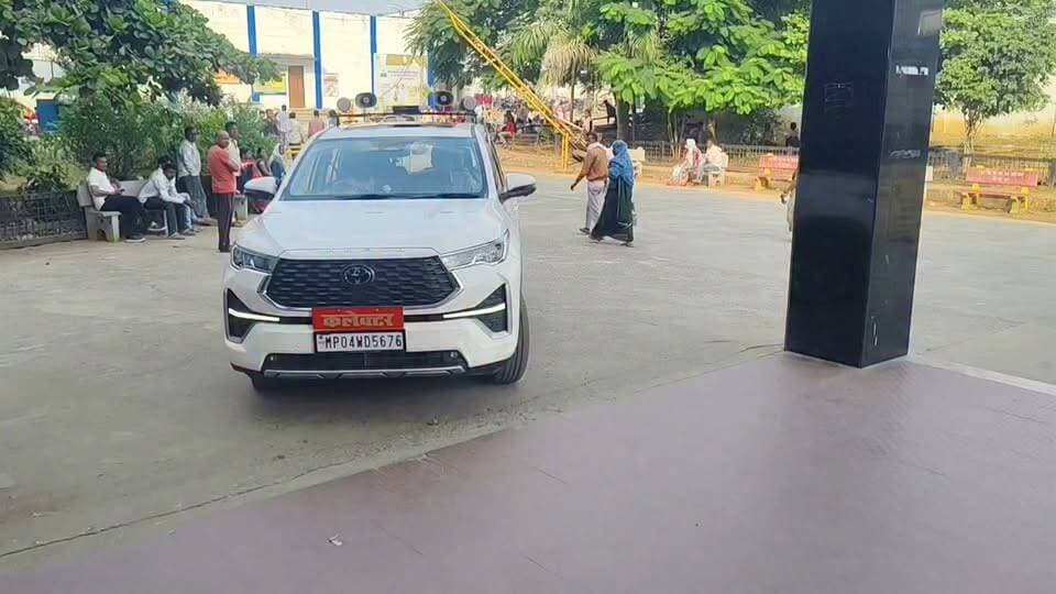 🚨 बैतूल जिला अस्पताल की बदलेगी तस्वीर! कलेक्टर डॉ. सोनवणे एक्शन मोड में, लापरवाही पर वेतन कटौती के निर्देश! 🏥🔥
बैतूल जिला चिकित्सालय की व्यवस्थाओं को बेहतर बनाने के लिए कलेक्टर डॉ. सौरभ संजय सोनवणे सख्त! मरीजों को बेहतर स्वास्थ्य सुविधाएं देने के लिए कई अहम निर्देश जारी। गंभीर मरीजों के उपचार का रिकॉर्ड नहीं मिलने पर संबंधित डॉक्टरों और नर्सों के वेतन में कटौती के निर्देश।
✅ मर्चुरी फ्रीजर की व्यवस्था
✅ मरीजों के परिजनों के लिए शेड
✅ सुलभ शौचालय और सेंट्रलाइज्ड RO सिस्टम
✅ एक्स-रे मशीन की व्यवस्था
✅ बिजली-पानी और ड्रेनेज सिस्टम में सुधार
✅ स्वास्थ्य सेवाओं में लापरवाही पर सख्ती
अब सवाल यह है कि इन निर्देशों के बाद जिला अस्पताल की व्यवस्थाओं में कितना सुधार आएगा और मरीजों को बेहतर सुविधाएं कब तक मिलेंगी? 🤔
📢 खबर को ज्यादा से ज्यादा शेयर करें, ताकि स्वास्थ्य व्यवस्थाओं में सुधार की आवाज जिम्मेदार अधिकारियों तक पहुंचे!
#Betul #BetulCollector #बैतूलकलेक्टर #बैतूल #बैतूलपुलिस #BetulPolice #बैतूलजिलाचिकित्सालय #BetulDistrictHospital #BetulCMHO #बैतूलCMHO #CMHOBetul #डॉसौरभसंजयसोनवणे #जिलाचिकित्सालयबैतूल #स्वास्थ्यविभाग #स्वास्थ्यसेवा #मध्यप्रदेश #MadhyaPradeshNews #BetulNews #BreakingNews #HindiNews #PublicHealth #HospitalNews #जनहित #जनताकीआवाज #ViralNews