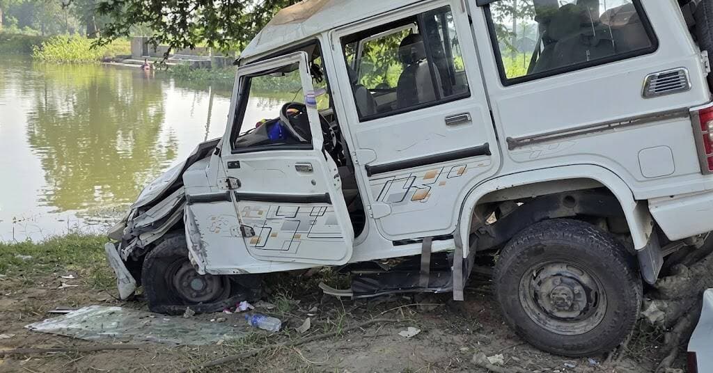 आर्केस्ट्रा देखकर लौट रही बोलेरो दुर्घटनाग्रस्त, पांच युवक घायल
<nis:link nis:type=tag nis:id=bokaro nis:value=bokaro nis:enabled=true nis:link/> <nis:link nis:type=tag nis:id=kasmar nis:value=Kasmar nis:enabled=true nis:link/> <nis:link nis:type=tag nis:id=bokaronews nis:value=BokaroNews nis:enabled=true nis:link/> <nis:link nis:type=tag nis:id=jharkhandnews nis:value=JharkhandNews nis:enabled=true nis:link/> <nis:link nis:type=tag nis:id=roadaccident nis:value=RoadAccident nis:enabled=true nis:link/>
कसमार थाना क्षेत्र के शिवराम बांध के समीप बुधवार देर रात एक बोलेरो अनियंत्रित होकर दुर्घटनाग्रस्त हो गयी। हादसे में वाहन सवार पांच युवक घायल हो गये। इनमें मंजूरा पंचायत के सोखाडीह निवासी राजेश महतो के 19 वर्षीय पुत्र सौरभ कुमार महतो को गंभीर चोटें आयीं। हादसे में बोलेरो भी बुरी तरह क्षतिग्रस्त हो गयी।
जानकारी के अनुसार, सभी युवक कसमार बाजारटांड़ में आयोजित आर्केस्ट्रा कार्यक्रम देखकर बोलेरो से झरमूंगा स्थित अपने घर लौट रहे थे। शिवराम बांध के पास चालक सुरेंद्र कुमार महतो ने वाहन पर से नियंत्रण खो दिया, जिससे बोलेरो दुर्घटनाग्रस्त हो गयी।
दुर्घटना में चालक सुरेंद्र के अलावा आशीष कुमार महतो, अरुण कुमार महतो और सुनील कुमार महतो को मामूली चोटें आयीं। वहीं, सौरभ के सिर और चेहरे पर गंभीर चोट लगी।
सूचना पर थाना प्रभारी कुंदन कुमार मौके पर पहुंचे और सौरभ को सीएचसी कसमार पहुंचाया। प्राथमिक उपचार के बाद उसे सदर अस्पताल रेफर किया गया। बाद में परिजन उसे केएम मेमोरियल अस्पताल, चास ले गये, जहां उसका इलाज चल रहा है।