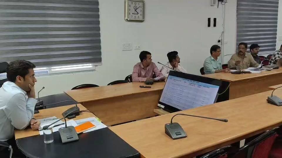 छतरपुर में ग्रेनाइट क्लस्टर विकसित करने की तैयारी, युवा उद्यमियों और स्टार्टअप्स को मिलेगा प्रोत्साहन
कलेक्टर ने भूमि चिन्हांकन एवं क्लस्टर विकास की प्रक्रिया तेज करने के दिए निर्देश
छतरपुर जिले में औद्योगिक निवेश को आकर्षित करने और रोजगार के नए अवसर सृजित करने के उद्देश्य से गुरुवार को कलेक्टर मृणाल मीना की अध्यक्षता में मध्यप्रदेश औद्योगिक विकास निगम (एमपीआईडीसी) और जिला व्यापार एवं उद्योग केंद्र (डीआईसी) की संयुक्त समीक्षा बैठक आयोजित की गई। बैठक में जिले में प्रस्तावित ग्रेनाइट क्लस्टर के विकास एवं क्रियान्वयन की कार्ययोजना पर विस्तार से चर्चा की गई।
कलेक्टर ने प्रस्तावित क्लस्टर की रूपरेखा, भूमि आवंटन की वर्तमान स्थिति और आगामी कार्ययोजना की समीक्षा करते हुए निर्देश दिए कि जिले में उपलब्ध प्रचुर खनिज संपदा का औद्योगिक विकास में अधिकतम उपयोग सुनिश्चित किया जाए। इसके लिए ग्रेनाइट क्लस्टर की स्थापना से संबंधित सभी आवश्यक ढांचागत एवं प्रशासनिक प्रक्रियाएं निर्धारित समय-सीमा में पूरी की जाएं।
कलेक्टर ने नवीन रेड ग्रेनाइट क्लस्टर के विकास के लिए उपयुक्त भूमि चिन्हित करने और औद्योगिक इकाइयां स्थापित करने के लिए उद्यमियों को प्रोत्साहित करने के निर्देश दिए। उन्होंने कहा कि जिले में रेड ग्रेनाइट की पर्याप्त संभावनाएं हैं। नवीन मेडिकल कॉलेज के भवन में भी रेड ग्रेनाइट का उपयोग किया गया है। आगामी समय में शासकीय निर्माण कार्यों में भी इसके उपयोग को बढ़ावा देने के प्रयास किए जाएंगे, जिससे स्थानीय खनिज संपदा को बाजार उपलब्ध होने के साथ औद्योगिक गतिविधियों को गति मिल सकेगी।
युवा उद्यमियों और स्टार्टअप्स को ग्रेनाइट उद्योग से जोड़ने पर जोर
कलेक्टर ने महाप्रबंधक, जिला व्यापार एवं उद्योग केंद्र (जीएम डीआईसी) को निर्देश दिए कि ग्रेनाइट क्लस्टर के विकास के लिए निरंतर कार्य करें और नए उद्योग स्थापित करने के इच्छुक युवा उद्यमियों से संपर्क स्थापित करें। इंजीनियरिंग कॉलेजों में भी युवाओं से संपर्क कर उन्हें स्टार्टअप शुरू करने और उद्योग स्थापना के लिए प्रेरित किया जाए। इससे जिले में निवेश को बढ़ावा मिलने के साथ युवाओं को स्वरोजगार एवं रोजगार के नए अवसर उपलब्ध हो सकेंगे।
