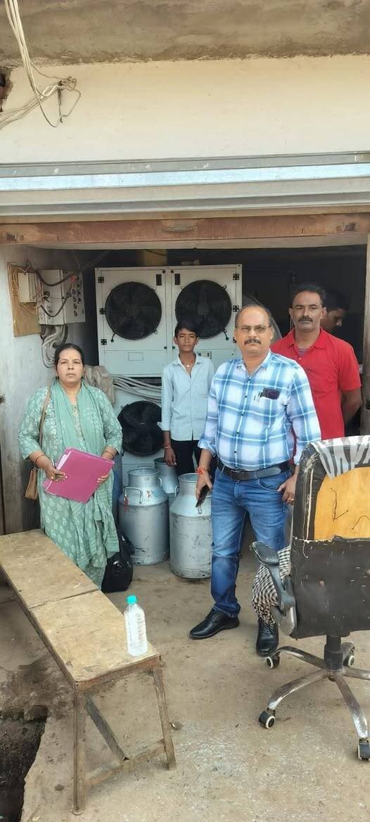 कलेक्टर मृणाल मीना के निर्देश पर बक्सवाहा में बिना लाइसेंस संचालित मिल्क कलेक्शन सेंटर पर कार्रवाई
बिना वैध पंजीयन के संचालित करने पर राधा रानी दूध डेयरी सेंटर कराया शटडाउन,दूध का नमूना भी जांच के लिए लिया गया
छतरपुर जिले में खाद्य सुरक्षा मानकों का पालन सुनिश्चित करने के लिए गुरुवार, 22 अक्टूबर 2026 को कलेक्टर मृणाल मीना के निर्देशन में राजस्व एवं खाद्य विभाग के संयुक्त दल ने तहसील बक्सवाहा स्थित राधा रानी दूध डेयरी के मिल्क कलेक्शन सेंटर का निरीक्षण किया। निरीक्षण के दौरान कलेक्शन सेंटर बिना वैध लाइसेंस एवं पंजीयन के संचालित पाया गया। संयुक्त दल ने मौके पर दूध का नमूना लेकर जांच के लिए भेजने की कार्रवाई की। साथ ही, बिना आवश्यक लाइसेंस या पंजीयन के संचालन पाए जाने पर प्रतिष्ठान को अग्रिम आदेश तक शटडाउन कर दिया गया। कार्रवाई तहसीलदार त्रिलोक सिंह एवं खाद्य सुरक्षा अधिकारी नीतू खरे के संयुक्त नेतृत्व में की गई।