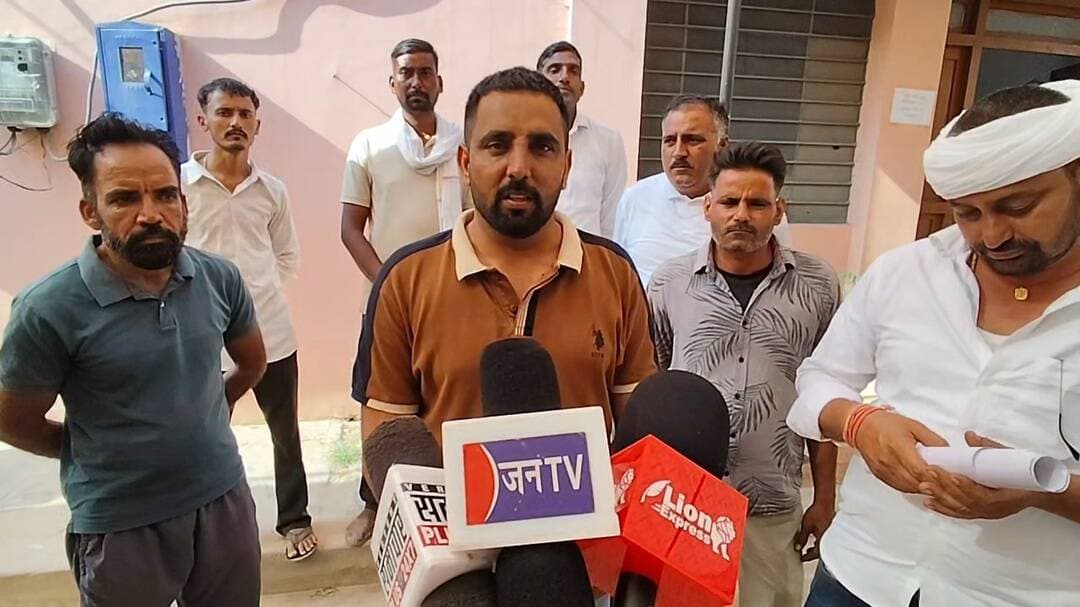 पीलीबंगा: ब्लॉक नंबर 16 से सुनील बेनीवाल ने दाखिल किया नामांकन, युवाओं के लिए खेल मैदान को बताया मुख्य प्राथमिकता
#lalbahadirbhakhar #pilibanga #hanumangarh #RajasthanNews #पीलीबंगा_गांव #दौलतावाली #PolicalNews #Sunil_Beniwal
पीलीबंगा। पंचायत समिति पीलीबंगा के ब्लॉक नंबर 16 (पीलीबंगा गांव एवं दौलतावाली) से चुनावी सरगर्मियों के बीच सुनील बेनीवाल ने निर्दलीय (आजाद) प्रत्याशी के रूप में अपना नामांकन पत्र दाखिल किया है। नामांकन दाखिल करने के बाद उन्होंने क्षेत्र के समग्र विकास और जनहित के मुद्दों को प्रमुखता से उठाने का संकल्प दोहराया।
नामांकन प्रक्रिया के उपरांत सुनील बेनीवाल ने कहा कि क्षेत्र के युवाओं में लंबे समय से एक सर्वसुविधायुक्त खेल मैदान की भारी मांग रही है। पीलीबंगा गांव और दौलतावाली क्षेत्र में अच्छे खेल मैदान का अभाव हमेशा युवाओं और खेल प्रेमियों को खलता रहा है। उन्होंने स्पष्ट किया कि यदि जनता उन्हें अपना आशीर्वाद देकर विजयी बनाती है, तो एक ठोस और व्यापक कार्ययोजना तैयार कर क्षेत्र में आधुनिक खेल मैदान का निर्माण व विकास करवाना उनकी पहली प्राथमिकता होगी।
बेनीवाल ने आगे कहा कि खेल सुविधाओं के विस्तार के साथ-साथ क्षेत्र में बुनियादी ढांचे को मजबूत करना, बिजली, पानी, सड़क और स्वच्छता जैसे विकास कार्यों को गति देना उनका मुख्य उद्देश्य रहेगा। उन्होंने भरोसा दिलाया कि वे हमेशा जनता के बीच उपस्थित रहकर आमजन की हर छोटी-बड़ी समस्या को प्रशासनिक स्तर पर मजबूती से उठाएंगे और उनका त्वरित समाधान करवाएंगे। नामांकन के दौरान उनके साथ बड़ी संख्या में स्थानीय समर्थक और ग्रामीण उपस्थित रहे।