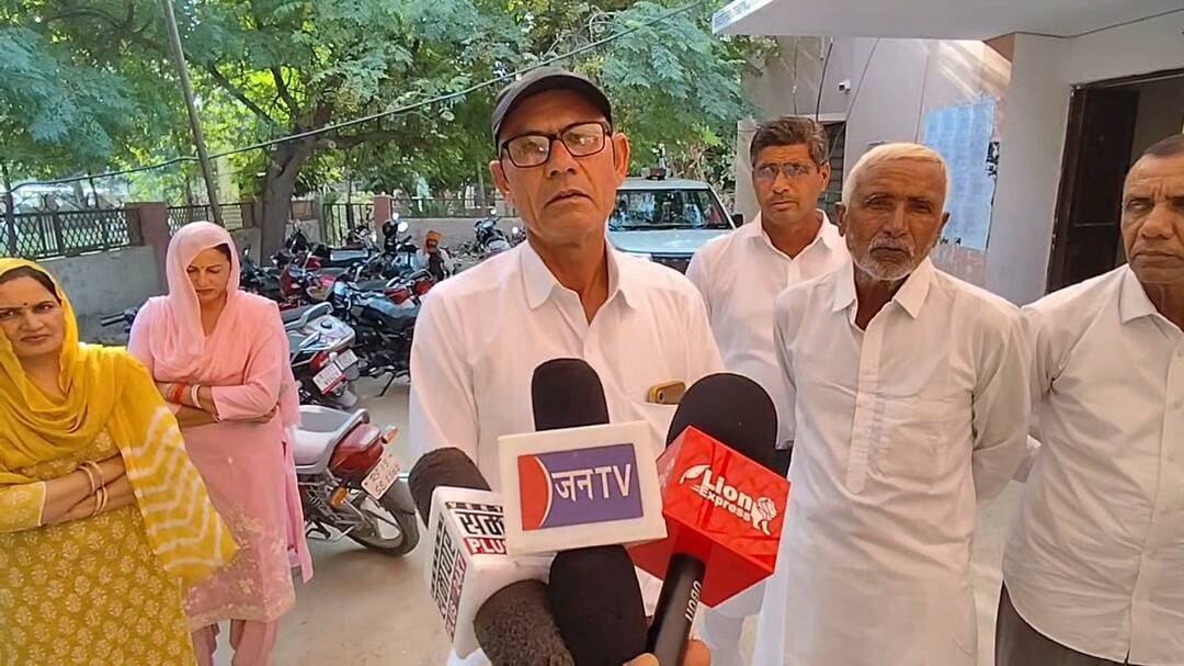 पंचायत समिति चुनाव: पीलीबंगा के ब्लॉक संख्या 9 से कांग्रेस प्रत्याशी मोनिका ने भरा नामांकन, पूर्व सरपंच प्रतिनिधि दौलतराम भांभू ने किया जीत का दावा
#lalbahadirbhakhar #pilibanga #hanumangarh #DolatBhambhu #सरपंच4एनआर #निहालपुरा
पीलीबंगा (हनुमानगढ़) लालबहादुर भाखर:-पंचायत समिति पीलीबंगा के चुनावी रण में ब्लॉक संख्या 9 से कांग्रेस प्रत्याशी के रूप में श्रीमती मोनिका (पत्नी भीमसेन) ने अपना नामांकन पत्र दाखिल किया।
नामांकन दाखिल करने के बाद प्रत्याशी श्रीमती मोनिका ने कहा कि क्षेत्र का चहुंमुखी विकास और आमजन की समस्याओं का समाधान ही उनकी सर्वोच्च प्राथमिकता रहेगी। उन्होंने ग्रामीणों से संवाद करते हुए गांव में मूलभूत सुविधाओं को सुदृढ़ करने और विकास कार्यों को गति देने का वादा किया।
इस मौके पर 4 एनआर निहालपुरा के पूर्व सरपंच प्रतिनिधि दौलतराम भांभू ने कांग्रेस की प्रचंड जीत का दावा किया। उन्होंने कहा कि क्षेत्र की जनता का रुझान कांग्रेस के पक्ष में है और वार्ड 9 से पार्टी ऐतिहासिक जीत दर्ज करेगी। भांभू ने विश्वास जताया कि चुनाव जीतने के बाद पंचायत क्षेत्र में विकास की रफ्तार और तेज होगी।
नामांकन के दौरान बड़ी संख्या में समर्थक और स्थानीय ग्रामीण मौजूद रहे।