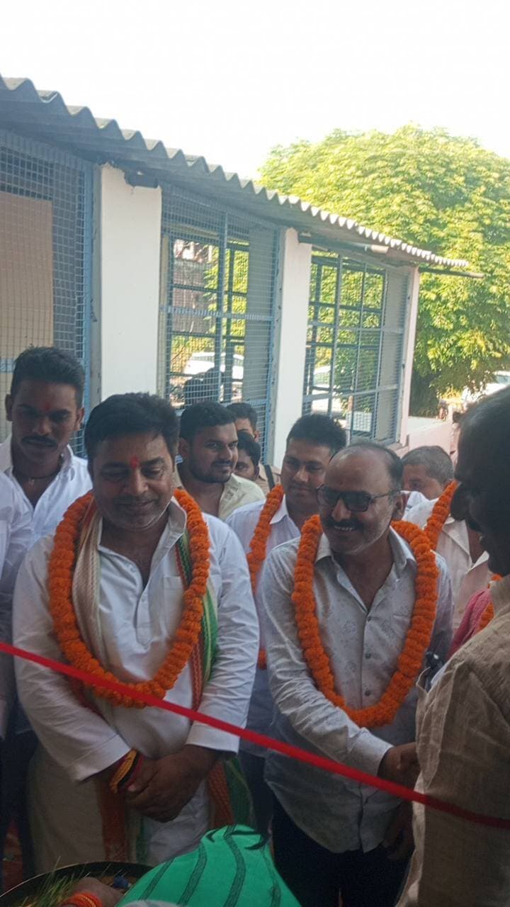 🚨 #महराजगंज_ब्रेकिंग_न्यूज़ 🚨
📍 फरेन्दा के महदेवा चौराहे पर ‘प्रधान जी का होटल एवं रेस्टोरेंट’ का भव्य शुभारंभ!
🔴 लोकप्रिय एवं जनप्रिय #विधायक वीरेंद्र चौधरी ने फीता काटकर किया उद्घाटन
#महराजगंज। #फरेन्दा क्षेत्र के महदेवा चौराहे पर ‘प्रधान जी का होटल एवं रेस्टोरेंट’ का भव्य उद्घाटन फरेन्दा विधायक मा० वीरेंद्र चौधरी ने फीता काटकर किया। इस अवसर पर नए प्रतिष्ठान की शुरुआत हुई और क्षेत्र में खुशी का माहौल देखने को मिला।
उद्घाटन अवसर पर सभी लोगों ने सफल संचालन की शुभकामनाएँ दीं
📢 ऐसी तमाम खबरों के लिए जुड़े रहें — पब्लिक महराजगंज न्यूज़ के साथ।
" पूरी खबर के लिए बने रहें पब्लिक महराजगंज न्यूज़ के साथ "
Public maharajganj
#BreakingNews #PublicMaharajganj #Maharajganj #फरेन्दा #महदेवा_चौराहा #वीरेंद्र_चौधरी #प्रधानजीकाहोटल #HotelAndRestaurant #उद्घाटन #MaharajganjNews #UPNews #LocalNews #NewsUpdate #ViralNews