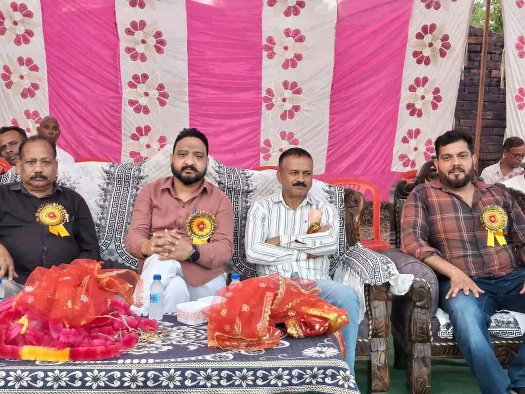 आज ज्वालामुखी विधानसभा क्षेत्र के बड़ोआ गाँव में दंगल कमेटी बड़ोआ द्वारा आयोजित दंगल मेले में युवा नेता श्री रजनीश धवाला जी, कथोग पंचायत के प्रधान श्री मुनीर मोहन जी के साथ शामिल हुए।
इस अवसर पर पहलवानों का जोश और उत्साह देखने को मिला। 🤼♂️💪
दंगल कमेटी बड़ोआ के सभी सदस्यों को इस सफल आयोजन के लिए हार्दिक शुभकामनाएँ।
#रजनीश_धवाला #मुनीर_मोहन #दंगल_कमेटी_बड़ोआ #दंगल_मेला #ज्वालामुखी