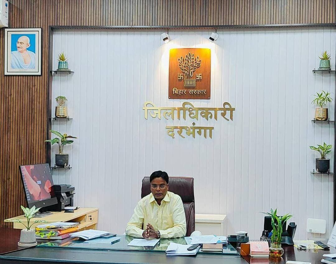 *बिहार विधान परिषद् निर्वाचन को लेकर 23 अक्टूबर को दरभंगा जिले में निषेधाज्ञा लागू*
*आवश्यक सेवाओं एवं निर्धारित श्रेणी के वाहनों के अलावा अन्य वाहनों के परिचालन पर सुबह 5 बजे से शाम 6 बजे तक रहेगा प्रतिबंध*
*मतदान केंद्र परिसर में मोबाइल फोन का प्रयोग वर्जित, उल्लंघन करने पर होगी कानूनी कार्रवाई*
दरभंगा, 22 अक्टूबर 2026:-
जिला निर्वाचन पदाधिकारी-सह-जिला पदाधिकारी, दरभंगा श्री कौशल कुमार ने संवाददाता को सम्बोधित करते हुए कहा कि भारत निर्वाचन आयोग द्वारा प्रेस नोट जारी करते हुए 22 सितम्बर 2026 के माध्यम से बिहार विधान परिषद् के दरभंगा स्नातक एवं शिक्षक निर्वाचन क्षेत्रों के निर्वाचन-2026 की घोषणा की गई है।
*उन्होंने कहा कि इसके तहत 23 अक्टूबर 2026 को सुबह 8 बजे से शाम 4 बजे तक मतदान निर्धारित है।*
उन्होंने कहा कि स्वच्छ, निष्पक्ष एवं शांतिपूर्ण मतदान सुनिश्चित करने तथा विधि-व्यवस्था एवं लोक शांति बनाए रखने के उद्देश्य से भारतीय नागरिक सुरक्षा संहिता (बीएनएसएस), 2023 की धारा 163 के तहत संपूर्ण दरभंगा जिले में निषेधाज्ञा जारी की है।
*वाहनों के परिचालन से संबंधित जानकारी*
जारी आदेश के अनुसार, 23 अक्टूबर 2026 को सुबह 5 बजे से शाम 6 बजे तक जिले में *निम्नलिखित वाहनों के परिचालन की अनुमति रहेगी:-*
1. शासकीय कार्य में प्रतिनियुक्त दंडाधिकारी, पुलिस पदाधिकारी एवं मतदान दल के उपयोग हेतु निर्धारित वाहन।
2. मरीजों को ले जाने वाली एंबुलेंस तथा विद्युत, दुग्ध आपूर्ति एवं पानी के टैंकर जैसी आवश्यक सेवाओं से जुड़े वाहन।
3. निर्वाचन लड़ने वाले अभ्यर्थियों के लिए निर्वाची पदाधिकारी से परमिट प्राप्त वाहन, जिनमें चालक सहित अधिकतम पांच व्यक्ति सवार हों। इन वाहनों का उपयोग मतदाताओं को ढोने के लिए नहीं किया जा सकेगा।
4. निजी वाहन, जिनका उपयोग वाहन मालिक स्वयं एवं अपने परिवार के सदस्यों के मतदान हेतु करेंगे। ऐसे वाहनों को मतदान केंद्र से 200 मीटर की परिधि के बाहर तक जाने की अनुमति होगी।
5. निर्धारित मार्ग एवं निश्चित बिंदुओं के बीच चलने वाले सार्वजनिक परिवहन वाहन, जैसे बस।
6. बीमार एवं अस्वस्थ व्यक्तियों के उपयोग में आने वाले वाहन।
7. रेलवे स्टेशन एवं बस स्टैंड आदि तक जाने के लिए आवश्यक रिक्शा एवं अन्य वाहन।
*उपरोक्त श्रेणियों में शामिल वाहनों को छोड़कर अन्य सभी प्रकार के वाहनों का परिचालन सामान्यतः प्रतिबंधित रहेगा।*
*मतदान केंद्र परिसर में मोबाइल फोन का प्रयोग वर्जित*
उन्होंने कहा कि मतदान केंद्र परिसर में मोबाइल फोन का प्रयोग प्रतिबंधित रहेगा। निर्वाचन कार्य में प्रतिनियुक्त कर्मियों को इससे छूट दी गई है।
*आदेश का सख्ती से अनुपालन सुनिश्चित करने का निर्देश*
जिला निर्वाचन पदाधिकारी द्वारा जारी निषेधाज्ञा का दृढ़तापूर्वक अनुपालन सुनिश्चित करने की जिम्मेदारी संबंधित थाना एवं सेक्टर पदाधिकारियों, जोनल एवं सुपर जोनल दंडाधिकारी एवं पुलिस पदाधिकारियों, अनुमंडल पदाधिकारी, अनुमंडल पुलिस पदाधिकारी, नगर पुलिस अधीक्षक तथा पुलिस अधीक्षक (ग्रामीण), दरभंगा को सौंपी गई है।
जिला जन-सम्पर्क पदाधिकारी, दरभंगा को आदेश का व्यापक प्रचार-प्रसार सुनिश्चित करने का निर्देश दिया गया है।
उन्होंने स्पष्ट रूप से कहा कि आदेश का उल्लंघन करने वालों के विरुद्ध भारतीय न्याय संहिता (बीएनएस) की धारा 223 के तहत विधिसम्मत कार्रवाई की जाएगी। *इस व्यवस्था का उद्देश्य निर्वाचन प्रक्रिया को बाधारहित बनाए रखना तथा मतदाताओं को भयमुक्त वातावरण में अपने मताधिकार का प्रयोग करने का अवसर प्रदान करना है।
#BiharSarkar
#CMBihar
#SamratChoudhary
#CMSamrat
#MukhyamantriBihar