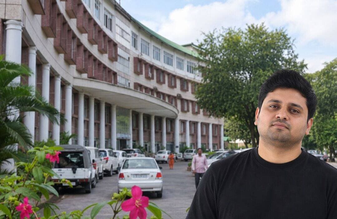 🚨फेसबुक पर संपर्क से शुरू हुआ विवाद, महिला अधिकारी को परेशान करने के आरोप में उपनल कर्मचारी पर केस
देहरादून। उत्तराखंड सचिवालय में एक महिला अनुभाग अधिकारी को कथित तौर पर परेशान करने और उनके साथ अभद्रता करने का मामला सामने आया है। मामले में आरोपी उपनल कर्मचारी की सचिवालय परिसर में पिटाई के बाद शहर कोतवाली पुलिस ने उसके खिलाफ मुकदमा दर्ज कर जांच शुरू कर दी है। वहीं, सचिवालय प्रशासन की ओर से आरोपी को हटाने और उसकी सेवाएं समाप्त करने की कार्रवाई भी शुरू की गई है।
मामला आयुष एवं आयुष शिक्षा विभाग से जुड़ा है। शिकायत के अनुसार, सहकारिता विभाग में सचिव कार्यालय से संबद्ध चतुर्थ श्रेणी कर्मचारी पंकज सिंह पिछले कई दिनों से महिला अधिकारी को परेशान कर रहा था।
फेसबुक पर संपर्क के बाद फोन कॉल करने का आरोप
महिला अधिकारी ने सचिवालय प्रशासन को दी शिकायत में बताया कि आरोपी ने पहले फेसबुक के माध्यम से उनसे संपर्क करने का प्रयास किया। परेशान होकर उन्होंने उसे ब्लॉक कर दिया, लेकिन इसके बाद आरोपी उनके मोबाइल नंबर पर लगातार फोन करने लगा। शिकायतकर्ता के मुताबिक, नंबर ब्लॉक किए जाने के बावजूद आरोपी ने उन्हें परेशान करना बंद नहीं किया।
आरोप है कि 16 अक्टूबर को आरोपी नशे की हालत में महिला अधिकारी के कार्यालय पहुंचा। वहां उसने कथित तौर पर अभद्र भाषा का इस्तेमाल किया, गाली-गलौज की और धमकी दी। विरोध करने पर उसने वहां मौजूद अन्य कर्मचारियों के साथ भी बदतमीजी की।
महिला अधिकारी ने शिकायत में अपनी सुरक्षा को लेकर चिंता जताई। उन्होंने बताया कि वह दोपहिया वाहन से सचिवालय आती-जाती हैं और लगातार पीछा किए जाने के कारण उन्हें खतरा महसूस हो रहा है।
एटीएम चौक पर कर्मचारियों ने की पिटाई
बुधवार को इस मामले को लेकर सचिवालय परिसर के एटीएम चौक पर हंगामा हो गया। सचिवालय कर्मचारी संघ के पदाधिकारियों और अन्य कर्मचारियों ने आरोपी को पकड़ लिया और उसकी पिटाई कर दी। घटना के दौरान परिसर में अफरा-तफरी का माहौल बन गया।
शहर कोतवाली में चार धाराओं में केस दर्ज
महिला अधिकारी की शिकायत के आधार पर शहर कोतवाली पुलिस ने आरोपी पंकज सिंह के खिलाफ भारतीय न्याय संहिता (BNS) की धारा 78, 79, 351(2) और 352 के तहत मुकदमा दर्ज किया है। पुलिस मामले की जांच करते हुए आरोपी की तलाश में जुटी है।
