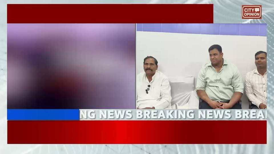 पडरौना नगर में रामकोला रोड बावली चौक पर बच्चों का अस्पताल कल्याणी हास्पीटल का भव्य उदघाटन फीता काटकर सदर विधायक मनीष जायसवाल ने बृहस्पतिवार को किया। समारोह पूर्वक आयोजित शुभारंभ कार्यक्रम में आगंतुक अतिथियों ने पडरौना शहर में बच्चों की चिकित्सा जांच और उपचार सेवाओं की गुणवत्ता बढ़ाने में कल्याणी हॉस्पिटल से उम्मीद जताई । इस दौरान नपा अध्यक्ष विनय जायसवाल, पूर्व विधानसभा प्रत्याशी विक्रमा यादव, बबलू यादव, रत्नेश पांडेय, भाजपा नेता पप्पू पांडेय, नीरज सिंह बिट्टू, विजय पांडेय, राहुल शाह, जितेंद्र दत्त पाण्डेय, महेंद्र दुबे, डॉक्टर धन्यजय मिश्र सहित तमाम गणमान्य लोग उपस्थित रहे। आगंतुकों के प्रति आभार डॉक्टर दुर्गा दत्त पाण्डेय ने जताया ।
#BreakingNews #KushinagarNews #padraunakushinagar Manish Jaiswal
