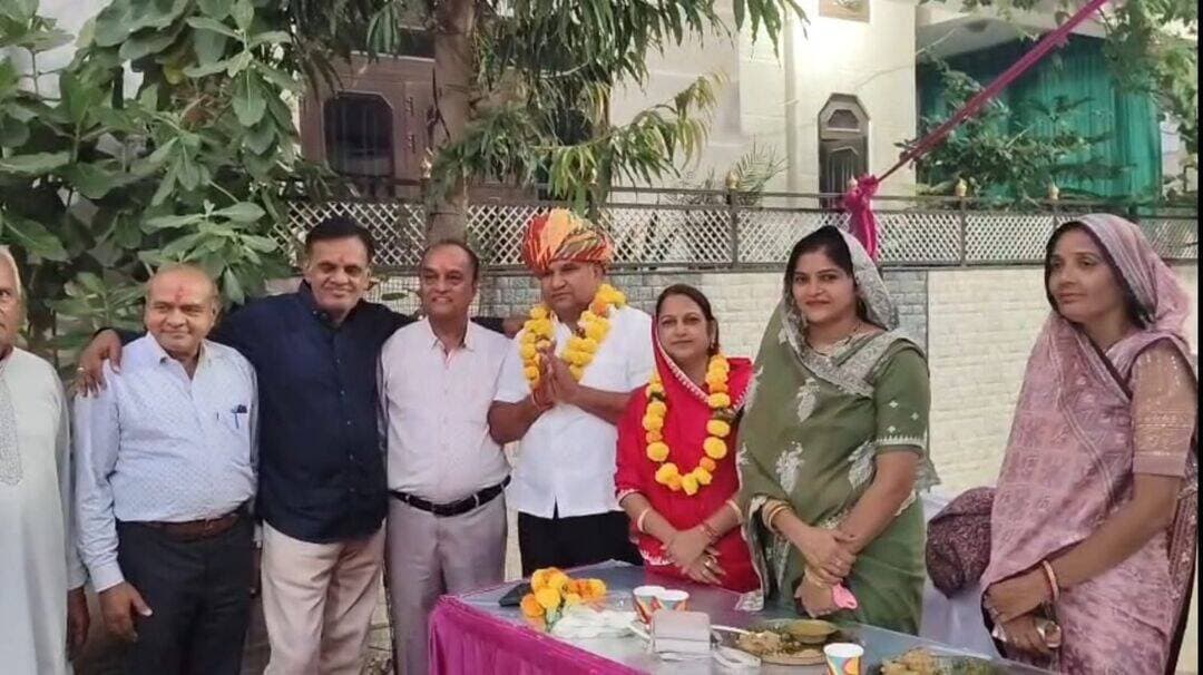 *केशव नगर विकास समिति ने किया जनप्रतिनिधियों का अभिनंदन*
*उपसभापति माया गोयल सहित तीन नवनिर्वाचित पार्षदों का किया सम्मान*
सवाई माधोपुर। केशव नगर विकास समिति की ओर से बुधवार शाम सम्मान समारोह आयोजित कर नगर परिषद की उपसभापति माया गोयल सहित तीन नवनिर्वाचित पार्षदों का अभिनंदन किया गया। समारोह में जनप्रतिनिधियों का सम्मान कर क्षेत्र के विकास और हुजनसमस्याओं के समाधान में उनकी भूमिका को लेकर अपेक्षाएं व्यक्त की गईं।
समिति के एल.पी. विजय ने बताया कि समारोह में नगर परिषद की उपसभापति माया गोयल, वार्ड 8 की पार्षद राधा गौत्तम, वार्ड 9 के पार्षद नरसी सैनी तथा वार्ड 11 की पार्षद अनुराधा शर्मा, समाजसेवी लालचंद गौत्तम एव सुनील शर्मा का सम्मान किया गया। समिति की ओर से सभी जनप्रतिनिधियों का स्वागत कर उनके प्रति विश्वास व्यक्त किया गया।
इस अवसर पर क्षेत्रवासियों की समस्याओं के समाधान, मूलभूत सुविधाओं के विस्तार तथा केशव नगर सहित आसपास के क्षेत्रों के विकास को लेकर जनप्रतिनिधियों से सक्रिय सहयोग की अपेक्षा जताई गई। समारोह का उद्देश्य जनप्रतिनिधियों का अभिनंदन करने के साथ ही क्षेत्र के विकास में आपसी समन्वय और सहभागिता को बढ़ावा देना रहा। कार्यक्रम में समिति के अध्यक्ष विमलेश गुप्ता, कोषाध्यक्ष एल पी विजय, शिव शंकर गुप्ता, ओम प्रकाश गुप्ता, राजेंद्र मथुरिया, दिनेश गुप्ता, इंदिरा गुप्ता, सुनीता विजय, सुनीता गुप्ता, पुष्पा गुप्ता एवं समिति के अन्य अन्य सदस्य उपस्थित रहे।