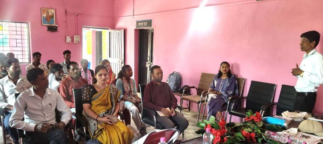 ग्राम पंचायत मड़काढाना में प्रस्फुटन समिति शक्ति संचय प्रशिक्षण कार्यक्रम आयोजित
==============================
मध्यप्रदेश जन अभियान परिषद के तत्वावधान में जिला समन्वयक श्री अखिलेश जैन एवं विकासखंड समन्वयक श्री संजय बामने के मार्गदर्शन में ग्रामीण विकास और सामुदायिक सशक्तिकरण को बढ़ावा देने के उद्देश्य से आज विकासखंड जुन्नारदेव की ग्राम पंचायत मड़काढाना में प्रस्फुटन समिति शक्ति संचय प्रशिक्षण कार्यक्रम का आयोजन किया गया।
कार्यक्रम में मध्यप्रदेश जन अभियान परिषद के विकासखंड समन्वयक श्री संजय बामने, सरपंच श्री झामसिंग पंद्राम, उपसरपंच श्री सुनील यदुवंशी तथा दृष्टि सामाजिक विकास एवं कल्याण समिति नवांकुर समिति के अध्यक्ष श्री बुनेश राजबैठे सहित प्रमुख परामर्शदाता श्री सरजू विश्वकर्मा, श्रीमती दीपा मेश्राम, श्रीमती योगिया मर्सकोले और श्री गोविंद नंदवंशी ने सहभागिता की। कार्यक्रम का शुभारंभ अतिथियों द्वारा दीप प्रज्ज्वलन, स्वागत एवं प्रेरणादायी उद्बोधन के साथ हुआ। इस दौरान सभी प्रतिभागियों का विधिवत पंजीकरण किया गया।
दिनभर चले प्रशिक्षण कार्यक्रम को विभिन्न महत्वपूर्ण सत्रों में विभाजित किया गया, जिसमें मेंटर्स एवं विषय विशेषज्ञों ने प्रतिभागियों को मार्गदर्शन दिया। श्रीमती योगिया मर्सकोले ने मध्यप्रदेश जन अभियान परिषद के परिचय, उसके प्रमुख उद्देश्यों और आगामी लक्ष्यों की जानकारी दी। श्रीमती दीपा पाटिल ने प्रस्फुटन समिति को एक प्रभावी स्वयंसेवी संगठन के रूप में विकसित करने की व्यावहारिक बारीकियां समझाईं।
परामर्शदाता श्री सरजू विश्वकर्मा ने ग्रामीण विकास में संवाद कौशल की आवश्यकता और आधुनिक तकनीकों के महत्व पर प्रकाश डाला। श्री गोविंद नंदवंशी ने समितियों के सुचारू एवं पारदर्शी संचालन के लिए दस्तावेजीकरण के महत्व और उसकी सही प्रक्रिया की जानकारी दी। वहीं, श्री राकेश यादव ने बैंकिंग साक्षरता के विषय में प्रशिक्षण दिया।
कार्यक्रम के अंतिम सत्र में प्रतिभागियों से फीडबैक लिया गया। समापन अवसर पर अतिथियों एवं प्रतिभागियों ने प्रशिक्षण को मड़काढाना क्षेत्र में ग्रामीण विकास की दिशा में महत्वपूर्ण पहल बताया। इसके बाद सभी सहभागी सदस्यों को प्रमाण पत्र वितरित किए गए।
इस अवसर पर विकासखंड समन्वयक श्री संजय बामने, सरपंच श्री झामसिंग पंद्राम, उपसरपंच श्री सुनील यदुवंशी, दृष्टि सामाजिक विकास एवं कल्याण समिति नवांकुर समिति के अध्यक्ष श्री बुनेश राजबैठे, परामर्शदाता श्री सरजू विश्वकर्मा, श्रीमती दीपा मेश्राम, श्रीमती योगिया मर्सकोले एवं श्री गोविंद नंदवंशी सहित ग्राम विकास प्रस्फुटन समिति के पदाधिकारी, अध्यक्ष, सचिव एवं सदस्य श्री सुभाष यदुवंशी, श्री दुर्गेश उइके, श्री धन्नू नागवंशी, श्री मुन्नालाल कायदा, श्री इंदरलाल लोबो, श्री कमल राज भोपा, श्रीमती स्वाति उईके, श्रीमती गायत्री उईके, श्रीमती डॉली साहू, श्रीमती अंजुना बटके, श्रीमती भारती पन्द्राम, श्री चुन्नीलाल बानवंशी, श्री राजकुमार बेलवंशी, श्रीमती अंजली दर्शमा, श्रीमती रीतू दर्शमा, श्रीमती गीता राजबैठे सहित अन्य सदस्य उपस्थित थे।
#procwa #छिन्दवाड़ा
#JansamparkMP
Jansampark Madhya Pradesh