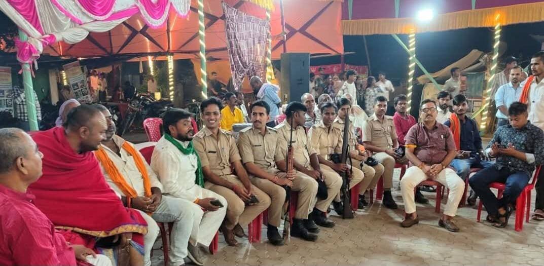पिपरा देवस में धूमधाम से संपन्न हो रही है माँ दुर्गा की पूजा, शुक्रवार को होगा प्रतिमा विसर्जन
मुकेश कुमार बीहट
बरौनी प्रखंड के पिपरा देवस में नवदुर्गा के अवसर पर माँ दुर्गा की पूजा अत्यंत धूमधाम और हर्षोल्लास के साथ की जा रही है। पिछले 41 वर्षों से चली आ रही इस प्राचीन परंपरा के तहत इस क्षेत्र में भव्य मेले का आयोजन किया जाता है, जिसमें आसपास के कई गाँवों के लोग पूरी आस्था के साथ शामिल हो रहे हैं।
चार दशक पुरानी परंपरा और सहयोग
दुर्गा पूजा समिति के अध्यक्ष आदित्य कुमार उर्फ बाबू साहब ने जानकारी दी कि यह 41 वर्ष पुराना दुर्गा मंदिर पिपरा देवस, हाजीपुर, ठाकुरी चौक, मालती और देवस सहित कुल पाँच गाँवों का साझा केंद्र है। इस ऐर्णे क्र मेले को सफल बनाने में सभी पुराने आ नए कमेटियों केसदस्यों के साथ-साथ क्षेत्र के तमाम गणमान्य लोगों का अभूतपूर्व सहयोग मिल रहा है।
वैदिक मंत्रोच्चार से गूंजा पंडालपूजा-अर्चना का कार्य आचार्य निकेश झा द्वारा पूर्ण रूप से वैदिक मंत्रों के उच्चारण के साथ विधि-विधान से संपन्न कराया जा रहा है, जिससे पूरा इलाका भक्तिमय हो उठा है।
प्रशासनिक सुरक्षा व्यवस्था
मेले में शांति और व्यवस्था बनाए रखने के लिए पुलिस प्रशासन का सक्रिय सहयोग मिला है।
सदर 2 एसडीपीओ के नेतृत्व में बरौनी थानाध्यक्ष सह इंस्पेक्टर विकास कुमार रंजन, एसआई अभिजीत कुमार और मजिस्ट्रेट ज्ञानेश्वर लगातार क्षेत्र में मुस्तैद रहकर शांतिपूर्ण माहौल सुनिश्चित कर रहे हैं।
शुक्रवार को होगा माँ का विसर्जन कमेटी की ओर से जानकारी दी गई है कि शुक्रवार को दिन में 8:00 बजे माँ दुर्गा की प्रतिमाको विसर्जन के लिए सिमरिया घाट के लिए प्रस्थान कराया जाएगा।
विशेष अपीलःदुर्गा पूजा समिति और समस्त ग्रामवासियों ने आसपास के सभी इलाकों के श्रद्धालुओं से आग्रह किया है कि वे इस विसर्जन यात्रा और मेले में अधिक से अधिक संख्या में शामिल होकर माँ का आशीर्वाद प्राप्त करें।
प्रमुख रूप से सहयोग करने वाले सदस्य एवं ग्रामीण इस आयोजन को सफल बनाने में निम्नलिखित महानुभावों की अहम भूमिका रही है:
मुख्य पदाधिकारी व कार्यकर्ताः सचिन सोनू कुमार, उप मुखिया प्रवीण कुमार, संतोष कुमार, मुन्ना कुमार कन्हैया शर्मा, दिनेश शर्मा, अजय सिंह, डॉ. अशोक सिंह, राजीव कुमार, हरिनंदन सिंह उर्फ हरि जी, सुबोध सिंह, गौरव कुमार, दीपक सिंह, मुकेश सिंह।
समाजसेवी व गणमान्यः शिक्षक नेता रविकुमार, समाजसेवी मुकेश कुमार, गौरव कुमार, अंकुश कुमार, ऋषभ कुमार, खरगेश कुमार, शंभू झा, राम उदगार राय, सुधीर कुमार उर्फ बुधों राम, उदित राय, रामलोचन राय, मनोज यादव राजू कुमार ,दशरथ ताती।
यह रिपोर्ट पिपरा देवस बरौनी की पावन भूमि पर आयोजित दुर्गा पूजा के उत्साह और आपसी सौहार्द को दर्शाती है