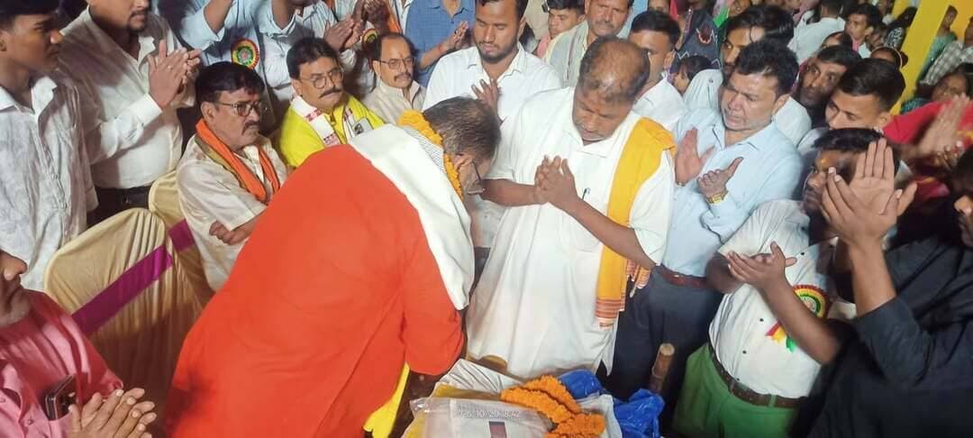 भदवा बाजार में धूमधाम से संपन्न हुआ शारदीय नवरात्र, विधायक प्रमोद कुमार सिंह ने किया कार्यक्रम का उद्घाटन
रफीगंज। औरंगाबाद जिले के रफीगंज प्रखंड अंतर्गत भदवा बाजार स्थित मां भगवती मंदिर परिसर में आयोजित शारदीय नवरात्र महोत्सव धार्मिक उत्साह और धूमधाम के साथ संपन्न हुआ। इस दौरान पूजा-अर्चना, वैदिक मंत्रोच्चारण, महापूर्णाहुति, कन्या पूजन और रावण वध कार्यक्रम का आयोजन किया गया।
आचार्य रवीन्द्र कुमार मिश्र ने बताया कि नवरात्र का शुभारंभ कलश स्थापना एवं श्री दुर्गा सप्तशती पाठ के साथ हुआ। सप्तमी तिथि को वैदिक मंत्रोच्चारण के बीच मां दुर्गा की प्रतिमा की प्राण प्रतिष्ठा की गई। नवमी को पाठ समापन, महापूर्णाहुति और कुमारी कन्या पूजन संपन्न हुआ। वहीं, विजयादशमी पर रावण वध कार्यक्रम आयोजित किया गया।
कार्यक्रम के मुख्य अतिथि रफीगंज विधायक प्रमोद कुमार सिंह ने मंगल कलश पर दीप प्रज्ज्वलित कर कार्यक्रम का उद्घाटन किया। इस अवसर पर विधायक का गर्मजोशी से स्वागत किया गया। एकादशी तिथि को मां दुर्गा की प्रतिमा के विसर्जन के साथ महोत्सव का विधि-विधानपूर्वक समापन हुआ।
मौके पर समिति अध्यक्ष मुन्ना कुमार, उपाध्यक्ष उदय कुमार, सचिव देवानंद कुमार, कोषाध्यक्ष विशाल कुमार, उपकोषाध्यक्ष ओमप्रकाश कुमार सहित मुसाफिर यादव, लक्ष्मी नारायण वर्मा, कृष्णा प्रसाद वर्मा, विजय मेहता, संजय व्यास, सुरेन्द्र वर्मा, जगदम्बा प्रसाद, जगन्नाथ वर्मा, अनिल कुमार वर्मा, पवन कुमार और विनित कुमार मिश्र समेत अनेक कार्यकर्ता एवं जनप्रतिनिधि उपस्थित रहे।
#BharatCrimeLiveNews #भदवा_बाजार #रफीगंज #शारदीय_नवरात्र #मां_दुर्गा #प्रमोद_कुमार_सिंह #दुर्गा_पूजा #रावण_वध #औरंगाबाद_बिहार