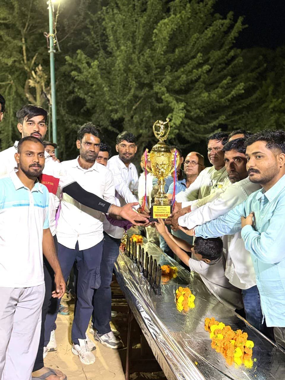 बेरी कलां में रात्रिकालीन वॉलीबॉल प्रतियोगिता का समापन: स्वामी बेरी कलां बनी विजेता, चौधरी किराना रही उपविजेता
रोमांचक फाइनल में खिलाड़ियों ने दिखाए शानदार जौहर; विजेताओं को 11 हजार व उपविजेताओं को 7100 रुपये नगद राशि से किया सम्मानित
डीडवाना उपखंड क्षेत्र के नजदीकी ग्राम बेरी कलां में खेल प्रेमियों के उत्साह और रोमांच के बीच रात्रिकालीन वॉलीबॉल टूर्नामेंट का सफलतापूर्वक समापन हुआ। ग्रामीण खेल प्रतिभाओं को मंच देने और युवाओं में खेल भावना बढ़ाने के उद्देश्य से आयोजित इस प्रतियोगिता में क्षेत्र की प्रमुख टीमों ने हिस्सा लिया।टूर्नामेंट के दौरान खेले गए शुरुआती कड़े मुकाबलों के बाद चार बेहतरीन टीमों ने सेमीफाइनल में अपनी जगह पक्की की। सेमीफाइनल में स्वामी बेरी कलां, चौधरी किराना बेरी, पुरा बड़ी तथा पूर्णपुरा की टीमें आमने-सामने रहीं। सेमीफाइनल के संघर्षपूर्ण मैचों को जीतकर स्वामी बेरी कलां और चौधरी किराना बेरी की टीमों ने खिताबी मुकाबले में प्रवेश किया।खिताबी जंग में स्वामी बेरी कलां और चौधरी किराना बेरी के बीच जबरदस्त टक्कर देखने को मिली। दोनों ही टीमों के खिलाड़ियों ने उत्कृष्ट खेल, सर्विस और ब्लॉक का प्रदर्शन कर दर्शकों की खूब तालियां बटोरीं। अंत में स्वामी बेरी कलां की टीम ने शानदार खेल का प्रदर्शन करते हुए जीत दर्ज की और टूर्नामेंट का खिताब अपने नाम किया, जबकि चौधरी किराना बेरी की टीम उपविजेता रही।पुरस्कार वितरण समारोह के दौरान विजेता टीम स्वामी बेरी कलां को ₹11,000 (ग्यारह हजार रुपये) तथा उपविजेता टीम चौधरी किराना बेरी को ₹7,100 (सात हजार एक सौ रुपये) की नगद पुरस्कार राशि व ट्रॉफी भेंट कर सम्मानित किया गया। इस अवसर पर बड़ी संख्या में खेल प्रेमी और स्थानीय ग्रामीण उपस्थित रहे।