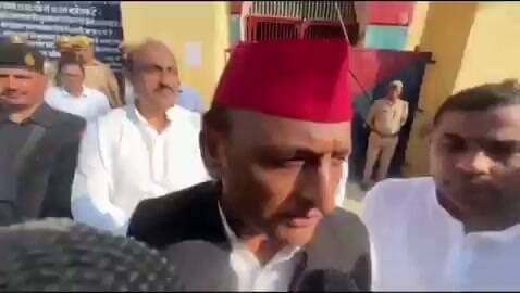 महिला पत्रकार-अखिलेश जी क्या ये समझा जाये कि आजम जी का साथ आपके साथ है!
AY- आप बहुत नासमझ है
महिला रिपोर्टर - जब आपके पास सवाल का जवाब नही होता तो नासमझी लगती है आपको
उत्तर प्रदेश की रामपुर जेल में आजम खां से मिलने के बाद अखिलेश यादव
#highlightseveryone #paliakalankheri #LakhimpurKheri #followers