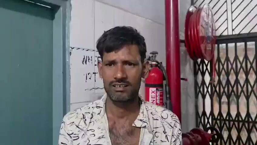 🚨 हमीरपुर: जाम में फंसी एंबुलेंस, सर्पदंश पीड़ित महिला की मौत से मचा कोहराम
हमीरपुर में कानपुर-सागर हाईवे पर जाम के बीच सर्पदंश की शिकार महिला की मौत का मामला सामने आया है। बताया जा रहा है कि एंबुलेंस जाम में फंसी रही। घटना के बाद परिजनों में कोहराम मच गया। मामला सुमेरपुर थाना क्षेत्र के फैक्ट्री एरिया का है।
@hamirpurpolice @dmhamirpurup @NHAI_Official
#Hamirpur #हमीरपुर #TrafficJam #KanpurSagarHighway #UPNews