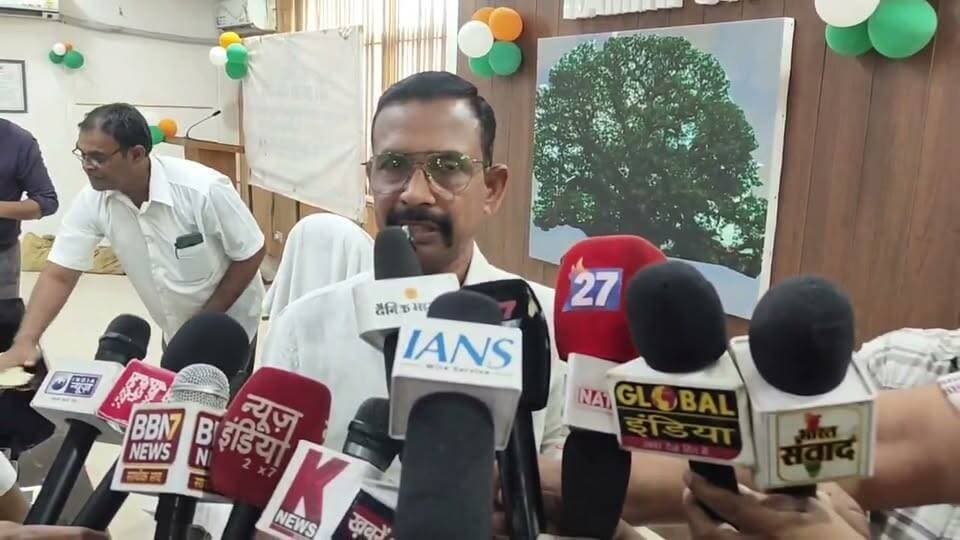 🚨 हमीरपुर: स्नातक निर्वाचन के लिए 18 पोलिंग पार्टियां रवाना, 18 केंद्रों पर होगा मतदान
➡️ विधान परिषद स्नातक निर्वाचन को लेकर प्रशासन ने तेज की तैयारियां।
➡️ जिले के 18 मतदान केंद्रों पर डाले जाएंगे वोट।
➡️ मतदान केंद्रों पर सुरक्षा के लिए तैनात रहेंगे पुलिसकर्मी।
➡️ जिला निर्वाचन अधिकारी अशोक कुमार ने मतदान कर्मियों को दिए आवश्यक दिशा-निर्देश।
@dmhamirpurup @hamirpurpolice
#Hamirpur #स्नातकनिर्वाचन #MLCElection #UPNews #HamirpurNews