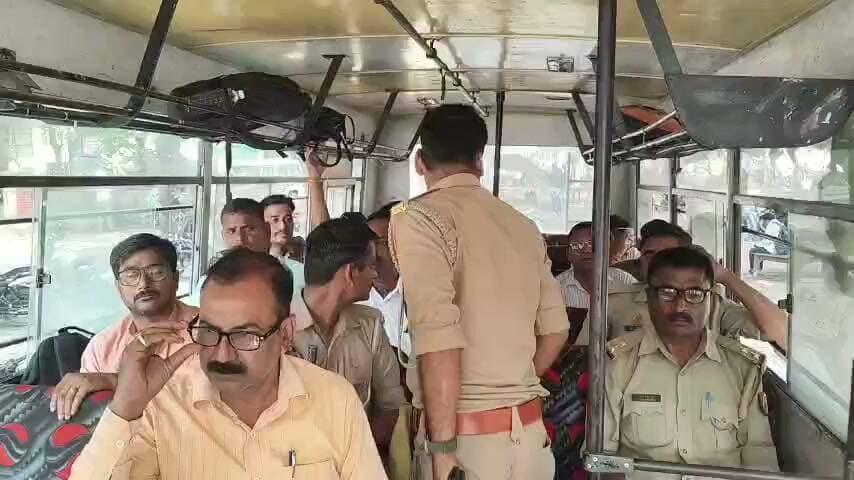 🚨 हमीरपुर ब्रेकिंग: स्नातक MLC चुनाव के लिए 18 पोलिंग पार्टियां रवाना
➡️ जिले में 18 मतदान केंद्रों पर होगा मतदान।
➡️ चुनाव को लेकर प्रशासन ने पूरी की तैयारियां।
➡️ मतदान केंद्रों पर सुरक्षा के लिए पुलिसकर्मियों की रहेगी तैनाती।
➡️ जिला निर्वाचन अधिकारी अशोक कुमार ने मतदान कर्मियों को दिए जरूरी निर्देश।
@dmhamirpurup @hamirpurpolice
#Hamirpur #MLCElection #UPNews #BreakingNews