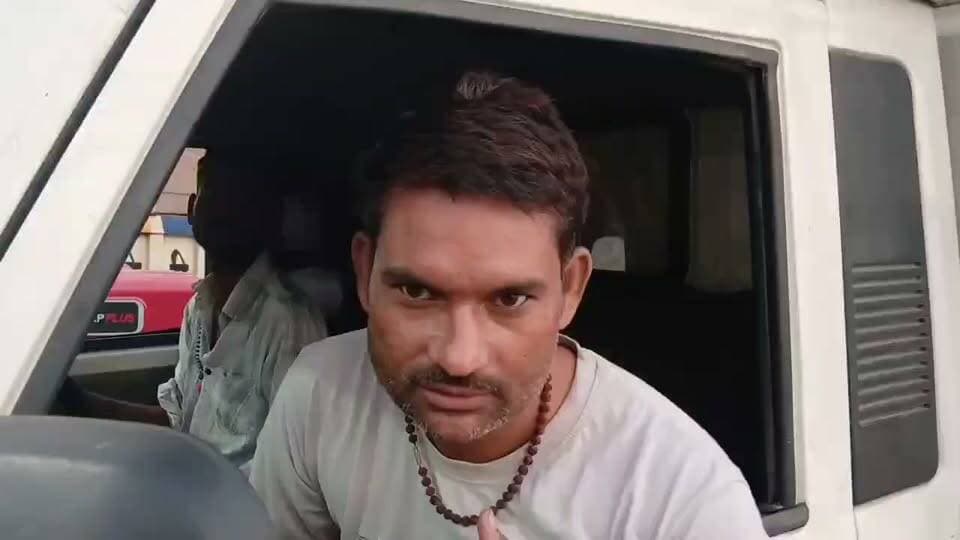 🚨 हमीरपुर ब्रेकिंग: NH-34 पर 10 किमी लंबा जाम, 5 घंटे तक फंसे रहे सैकड़ों वाहन
➡️ सदर कोतवाली क्षेत्र में यमुना पुल के दोनों तरफ भीषण जाम से यातायात प्रभावित।
➡️ पुल के आगे ट्रक खराब होने से छोटे-बड़े सैकड़ों वाहन फंसे।
➡️ करीब 10 किलोमीटर लंबे जाम में 5 घंटे से अधिक समय तक परेशान रहे राहगीर।
➡️ जाम के चलते लोगों को भारी दिक्कतों का सामना करना पड़ा।
@hamirpurpolice @dmhamirpurup @Uppolice
#Hamirpur #NH34 #TrafficJam #UPNews #HamirpurNews