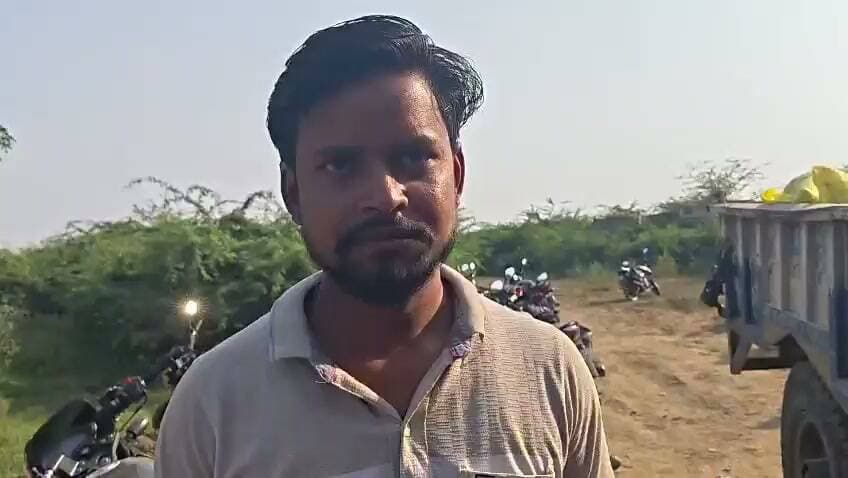 हमीरपुर: खाद के लिए भटक रहे किसान, लाइन में खड़ी महिला किसान फूट-फूटकर रोई
सरीला विकासखंड की सहकारी समिति में खाद के लिए किसानों की लंबी कतारें लगी हैं। किसानों का आरोप है कि घंटों इंतजार के बाद भी खाद नहीं मिल रही। भेदभाव और समय पर खाद उपलब्ध न कराने के भी आरोप लगाए गए हैं। सुबह से लाइन में लगी एक महिला किसान अपनी परेशानी बताते हुए रो पड़ी। रबी की बुवाई के सीजन में खाद की किल्लत से परेशान किसानों ने प्रशासन से खाद उपलब्ध कराने और मामले की जांच कराने की मांग की है।
#Hamirpur #FarmersIssue #FertilizerCrisis #KisanNews #UttarPradeshNews #UPNews #BreakingNews #RabiSeason