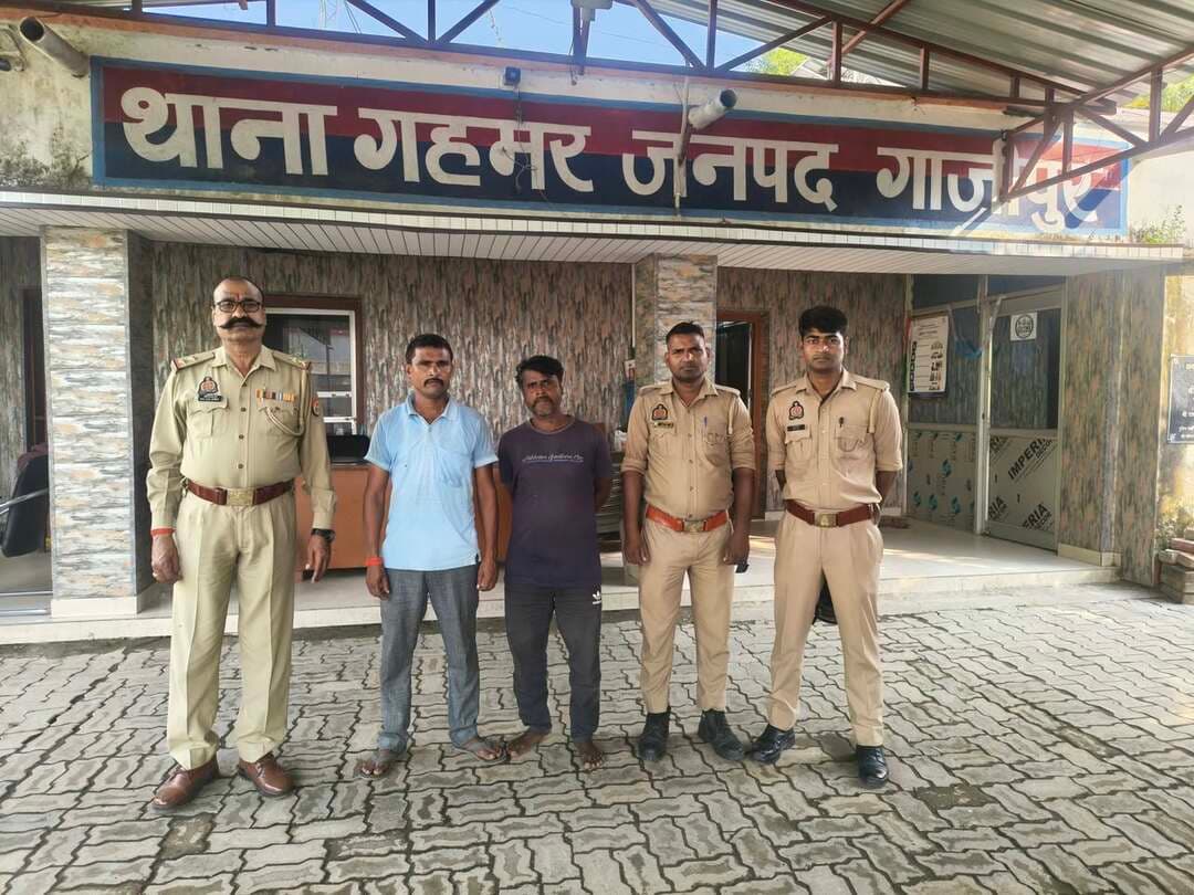 गहमर में महिलाओं-बालिकाओं पर अश्लील टिप्पणी और इशारे करने के आरोप में दो गिरफ्तार
गाजीपुर। महिलाओं एवं बालिकाओं की सुरक्षा को लेकर चलाए जा रहे अभियान के तहत गहमर थाना पुलिस ने अलग-अलग स्थानों पर अश्लील हरकतें करने के आरोप में दो व्यक्तियों को गिरफ्तार किया है। पुलिस के अनुसार, दोनों पर सार्वजनिक स्थानों पर महिलाओं एवं बालिकाओं को देखकर अश्लील टिप्पणी करने और इशारे करने के आरोप हैं।
पुलिस से मिली जानकारी के अनुसार, पहली कार्रवाई 22 अक्टूबर 2026 को बारा रिट्टी मोहल्ले के पास की गई। चौकी प्रभारी उपनिरीक्षक इंदु कुमार तिवारी पुलिस टीम के साथ मौके पर पहुंचे, जहां एक व्यक्ति के महिलाओं एवं बालिकाओं को देखकर अश्लील गाने गाने और फब्तियां कसने की शिकायत मिली। पुलिस ने मौके पर कार्रवाई करते हुए संजय यादव (45), निवासी बारा रिट्टी, थाना गहमर को गिरफ्तार कर लिया।
वहीं, दूसरी कार्रवाई 21 अक्टूबर 2026 को मां कामाख्या धाम मंदिर के पीछे वाले गेट के पास की गई। पुलिस के मुताबिक, वहां दर्शन के लिए आने-जाने वाली महिलाओं एवं बालिकाओं पर अश्लील टिप्पणी करने और अश्लील इशारे करने के आरोप में अशोक राजभर (40), निवासी करहिया, थाना गहमर को गिरफ्तार किया गया।
दोनों मामलों में पुलिस ने भारतीय न्याय संहिता (बीएनएस) की धारा 296 के तहत कार्रवाई की है। गिरफ्तार आरोपियों के विरुद्ध अग्रिम विधिक कार्रवाई की जा रही है।
पुलिस टीम की भूमिका: पहली कार्रवाई में उपनिरीक्षक इंदु कुमार तिवारी और कांस्टेबल अजय कुमार गुप्ता शामिल रहे। दूसरी कार्रवाई में उपनिरीक्षक संजय कुमार यादव, कांस्टेबल प्रदीप पाल और कांस्टेबल विश्वास यादव ने कार्रवाई की।
पुलिस का कहना है कि महिलाओं एवं बालिकाओं की सुरक्षा और सार्वजनिक स्थानों पर कानून-व्यवस्था बनाए रखने के लिए अभियान जारी रहेगा।
रिपोर्ट: पत्रकार राहुल पटेल
गाजीपुर।
#Ghazipur #GahmarPolice #गाजीपुर_पुलिस #गहमर #महिला_सुरक्षा #बालिका_सुरक्षा #पुलिस_कार्रवाई #दो_आरोपी_गिरफ्तार #CrimeNews #UPPolice #पत्रकार_राहुल_पटेल #VC_Khabar