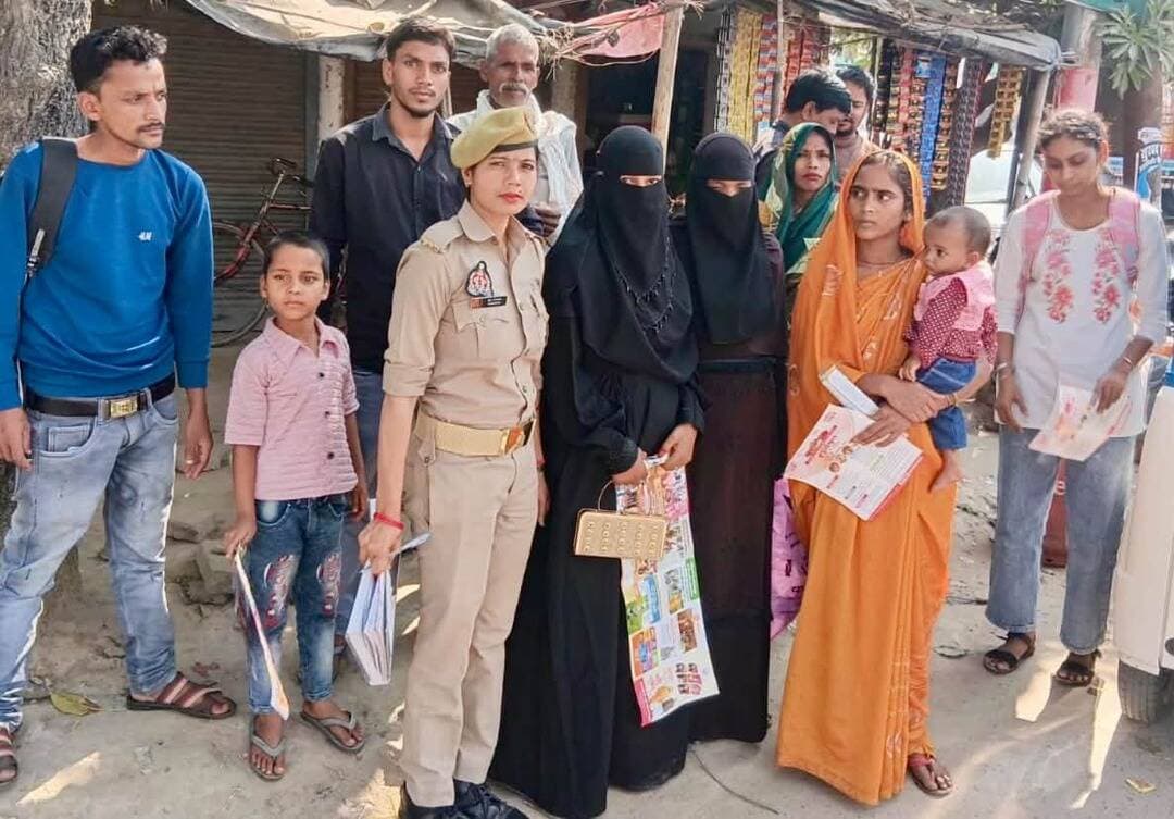 बाराबंकी पुलिस ने चलाया मिशन शक्ति फेज-6 अभियान, महिलाओं को किया जागरूक!
SP रवीना त्यागी के निर्देशन में बाराबंकी पुलिस ने मिशन शक्ति फेज-6 के तहत जागरूकता कार्यक्रम चलाया। महिलाओं को सुरक्षा, हेल्पलाइन नंबर 1090, 112, 181 और सरकारी योजनाओं की जानकारी दी गई।
#Barabanki #MissionShakti #BarabankiPolice