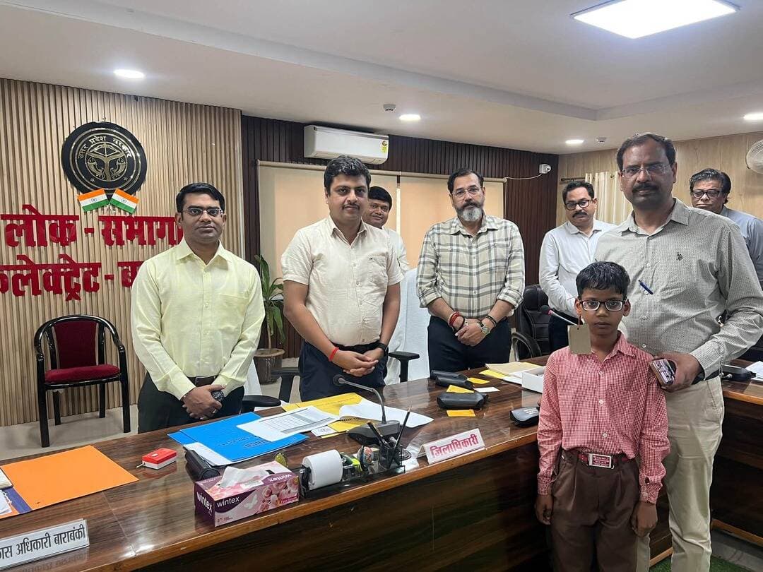 DM ईशान प्रताप सिंह ने की स्वास्थ्य समिति की समीक्षा, संस्थागत प्रसव बढ़ाने का दिया निर्देश!
बाराबंकी DM की अध्यक्षता में जिला स्वास्थ्य समिति की बैठक हुई। संस्थागत प्रसव बढ़ाने, संचारी रोग नियंत्रण और स्वच्छता अभियान तेज करने के निर्देश दिए। 'हँसता बचपन' के तहत 695 बच्चों को मिलेंगे चश्मे।
#Barabanki #DMBarabanki #HealthMeeting