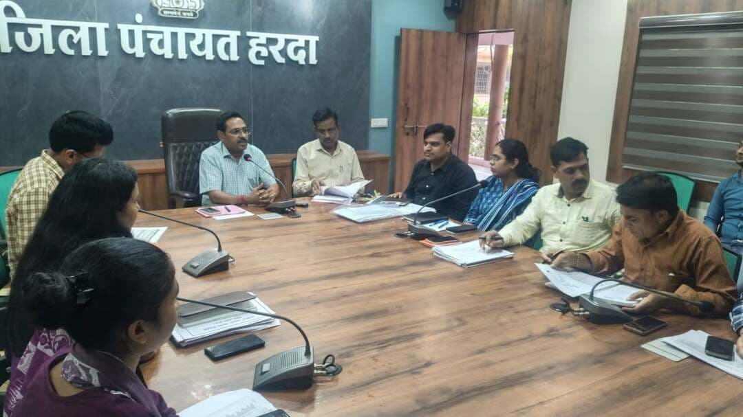 मुख्य कार्यपालन अधिकारी जिला पंचायत ने योजनाओं की समीक्षा कर दिए निर्देश
मुख्य कार्यपालन अधिकारी जिला पंचायत हरदा श्री नरोत्तम प्रसाद भार्गव ने जिला पंचायत में पंचायत एवं ग्रामीण विकास विभाग की योजनाओं की समीक्षा बैठक ली।
बैठक में उन्होंने निर्देश दिए कि -
✅ पंचायतों में कराधान संग्रहण में गति लाई जाए
✅ अपूर्ण निर्माण कार्यों को शीघ्र पूर्ण किया जाए
✅ नल-जल योजना की सतत मॉनिटरिंग की जाए
✅ पराली/नरवाई प्रबंधन पर विशेष ध्यान दिया जाए
✅ मैदानी भ्रमण कर हितग्राहियों से संवाद किया जाए
✅ शासन के कार्यों को प्राथमिकता से समय-सीमा में पूर्ण किया जाए
बैठक में अतिरिक्त मुख्य कार्यपालन अधिकारी श्री प्रवीण कुमार इवने, जनपद पंचायत टिमरनी सीईओ सुश्री चेतना पाटिल, हरदा सीईओ सुश्री राजेश्वरी, खिरकिया सीईओ श्रीमती रीना कुमारी, सहायक यंत्री, उपयंत्री एवं योजना प्रभारी उपस्थित रहे।
Jansampark Madhya Pradesh Panchayat, Rural Development and Social Welfare Department of Madhya Pradesh
#Harda #JilaPanchayat #SamikshaBaithak #JansamparkMP