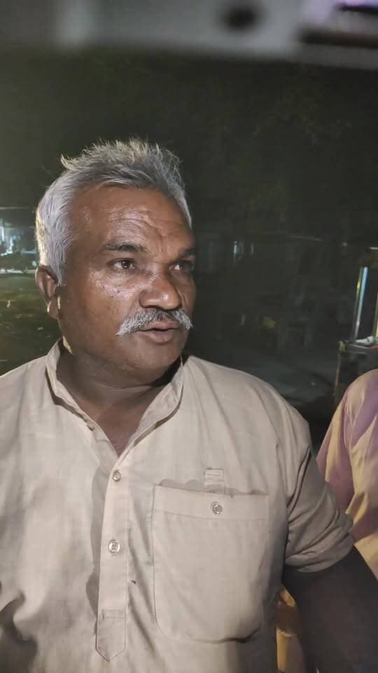 सनोली मैंन अड्डा पुराने हरिद्वार रोड सड़क।पर बिजली न आने से सड़क पर खड़े हो कर रोष प्रदर्शन किया।