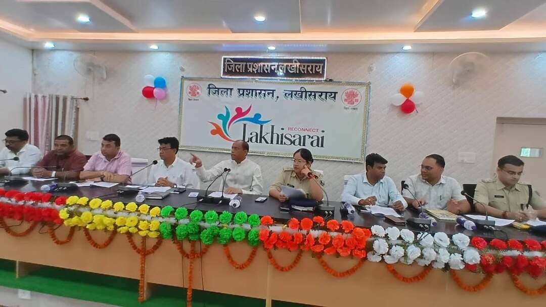 कोशी स्नातक निर्वाचन को लेकर अधिकारियों को मिला निर्देश, लापरवाही पर होगी कार्रवाई
डीएम की अध्यक्षता में सुपर जोनल, जोनल दंडाधिकारियों एवं पीठासीन पदाधिकारियों की हुई ब्रीफिंग
लखीसराय। बिहार विधान परिषद के कोशी स्नातक निर्वाचन क्षेत्र के द्विवार्षिक निर्वाचन-2026 के सफल, निष्पक्ष एवं शांतिपूर्ण संचालन को लेकर गुरुवार को समाहरणालय स्थित मंत्रणा कक्ष में जिलाधिकारी शैलेंद्र कुमार की अध्यक्षता में ब्रीफिंग आयोजित की गई। इसमें सुपर जोनल दंडाधिकारियों, जोनल दंडाधिकारियों एवं पीठासीन पदाधिकारियों को निर्वाचन संबंधी आवश्यक दिशा-निर्देश दिए गए।
बैठक में जिलाधिकारी ने सभी प्रतिनियुक्त पदाधिकारियों को निर्वाचन आयोग के दिशा-निर्देशों का अक्षरशः पालन सुनिश्चित करने का निर्देश दिया। उन्होंने कहा कि निर्वाचन प्रक्रिया को स्वतंत्र, निष्पक्ष, पारदर्शी एवं शांतिपूर्ण वातावरण में संपन्न कराना सभी पदाधिकारियों की जिम्मेदारी है। इसके लिए आपसी समन्वय के साथ निर्धारित दायित्वों का गंभीरता से निर्वहन करना आवश्यक है।
डीएम ने मतदान केंद्रों पर विधि-व्यवस्था, सुरक्षा प्रबंध, मतदाताओं की सुविधा एवं मतदान प्रक्रिया की सतत निगरानी पर विशेष जोर दिया। उन्होंने सभी अधिकारियों को अपने-अपने क्षेत्र और मतदान केंद्रों का निरीक्षण कर आवश्यक तैयारियां समय पर पूरी करने का निर्देश दिया। मतदान के दौरान किसी भी प्रकार की समस्या उत्पन्न होने पर तत्काल वरीय अधिकारियों को सूचित कर आवश्यक कार्रवाई करने को कहा।
ब्रीफिंग के दौरान मतदान प्रक्रिया, मतपत्र एवं मतपेटिका के उपयोग, मतदाताओं द्वारा वरीयता क्रम में मत अंकित करने सहित निर्वाचन आयोग के अन्य दिशा-निर्देशों की जानकारी भी दी गई। जिलाधिकारी ने स्पष्ट किया कि निर्वाचन कार्य में किसी भी प्रकार की लापरवाही बर्दाश्त नहीं की जाएगी। सभी पदाधिकारी पूरी सतर्कता, निष्पक्षता एवं जिम्मेदारी के साथ अपने कर्तव्यों का पालन करें, ताकि निर्वाचन शांतिपूर्ण एवं सुव्यवस्थित ढंग से संपन्न हो सके।
बैठक में पुलिस अधीक्षक प्रेरणा कुमार, उप विकास आयुक्त सुमित कुमार, अपर समाहर्ता नीरज कुमार, अनुमंडल पदाधिकारी प्रभाकर कुमार, अनुमंडल पुलिस पदाधिकारी शिवम कुमार सहित संबंधित पदाधिकारी एवं कर्मचारी उपस्थित रहे।