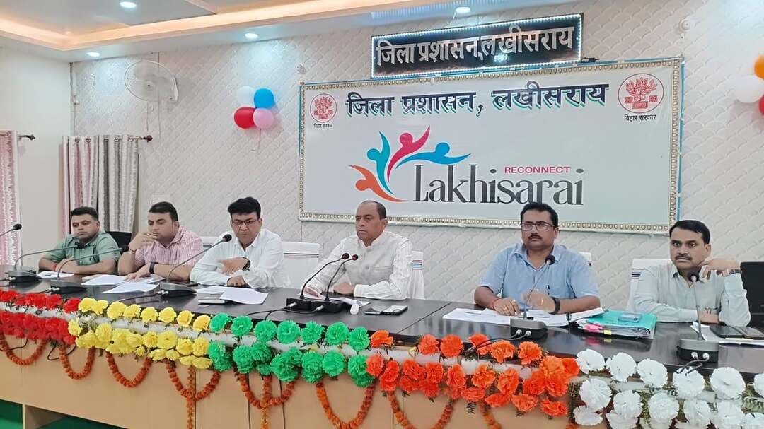 ग्रामीण विकास योजनाओं में लापरवाही बर्दाश्त नहीं, समयसीमा में पूरा करें लक्ष्य : डीएम
लखीसराय। समाहरणालय स्थित मंत्रणा कक्ष में गुरुवार को जिलाधिकारी शैलेंद्र कुमार की अध्यक्षता में ग्रामीण विकास योजनाओं की समीक्षा बैठक आयोजित की गई। बैठक में ग्रामीण विकास कार्यक्रम समन्वय समिति, VB-G RAM G योजना, जिला स्तरीय आधार अनुश्रवण समिति एवं आकांक्षी प्रखंड कार्यक्रम की प्रगति की समीक्षा करते हुए डीएम ने संबंधित पदाधिकारियों को निर्धारित समय-सीमा में लक्ष्य पूरा करने का निर्देश दिया।
डीएम ने सभी कार्यक्रम पदाधिकारियों (पीओ) को अपने-अपने क्षेत्र में पौधरोपण का शत-प्रतिशत लक्ष्य इसी सप्ताह पूरा करने को कहा। साथ ही मनरेगा मजदूरों की आधार सीडिंग, जॉब कार्ड का शत-प्रतिशत सत्यापन तथा मजदूरी का समय पर भुगतान सुनिश्चित करने पर जोर दिया।
VB-G RAM G योजना की समीक्षा के दौरान सरकारी भूमि पर संचालित आंगनबाड़ी केंद्रों के भवन निर्माण कार्य को प्राथमिकता के आधार पर शीघ्र पूरा कराने का निर्देश दिया गया। डीएम ने योजना की साप्ताहिक निगरानी करने तथा कार्यों में असंतोषजनक प्रगति वाले प्रखंडों के जिम्मेदार पदाधिकारियों के विरुद्ध कार्रवाई की चेतावनी दी। लंबित आधार संबंधी कार्यों को एक सप्ताह के भीतर पूरा करने को भी कहा।आकांक्षी प्रखंड कार्यक्रम के तहत निर्धारित योजनाओं का शत-प्रतिशत कवरेज सुनिश्चित करने का निर्देश दिया गया। डीएम ने वैसे विद्यालयों की विद्यालयवार सूची मांगी, जहां बालिकाओं के लिए शौचालय की सुविधा उपलब्ध नहीं है। वहीं, प्रधानमंत्री आवास योजना के पात्र लाभुकों को अब तक लाभ नहीं मिलने के मामलों में पंचायत एवं वार्डवार विस्तृत प्रतिवेदन तैयार कर उपलब्ध कराने को कहा, ताकि आवश्यक कार्रवाई की जा सके।जिलाधिकारी ने स्पष्ट निर्देश दिया कि सभी लंबित कार्यों का निर्धारित समय-सीमा में निष्पादन कर योजनाओं की प्रगति तेज की जाए। उन्होंने इसी माह दोबारा समीक्षा बैठक आयोजित करने का निर्देश भी दिया।बैठक में उप विकास आयुक्त सुमित कुमार, डीआरडीए निदेशक नीरज कुमार, जिला शिक्षा पदाधिकारी यदुवंश राम, सिविल सर्जन डॉ. जयप्रकाश सिंह, जिला योजना पदाधिकारी आशुतोष कुमार सहित संबंधित पदाधिकारी एवं कर्मचारी उपस्थित थे।