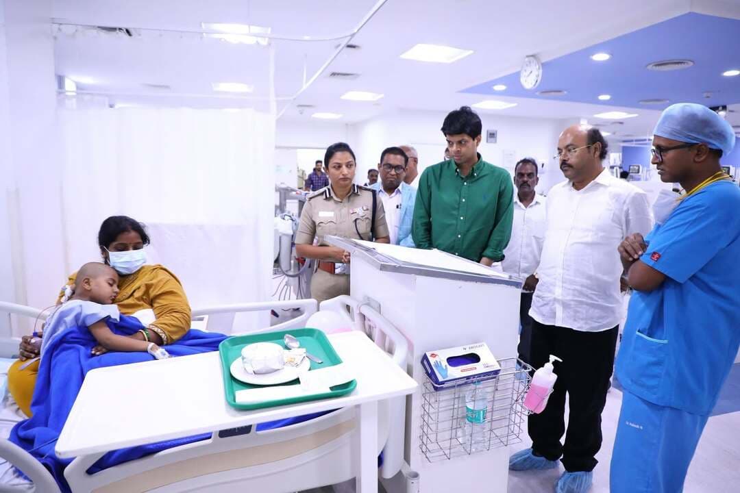 BIG BREAKING NEWS || ಮಾಸ್ಟರ್ ಶಿಶಿರ್ ಆರೋಗ್ಯ ವಿಚಾರಿಸಿ ಸಾಂತ್ವನ ಹೇಳಿ, ಸಹಾಯಹಸ್ತ ಚಾಚಿದ ನಗರಾಭಿವೃದ್ಧಿ ಸಚಿವರಾದ ಡಾ. ಯತೀಂದ್ರ ಸಿದ್ದರಾಮಯ್ಯ
ತಪ್ಪಿತಸ್ಥರ ವಿರುದ್ಧ ನಿರ್ದಾಕ್ಷಿಣ್ಯ ಕ್ರಮಕ್ಕೆ ಸೂಚಿಸಿದ ಡಾ.ಯತೀಂದ್ರ ಸಿದ್ದರಾಮಯ್ಯ
ಮೈಸೂರು: ಮೈಸೂರು ದಸರಾ ಜಂಬೂಸವಾರಿ ಮೆರವಣಿಗೆಯನ್ನು ವೀಕ್ಷಿಸಲು ಆಗಮಿಸಿದ್ದ ವೇಳೆ ಪೊಲೀಸ್ ಸಿಬ್ಬಂದಿಯ ಲಾಠಿ ಬೀಸುವಿಕೆಯಿಂದ ಗಂಭೀರ ಗಾಯಗೊಂಡು ಮಣಿಪಾಲ್ ಆಸ್ಪತ್ರೆಯಲ್ಲಿ ಚಿಕಿತ್ಸೆ ಪಡೆಯುತ್ತಿರುವ ಬನ್ನಿಮಂಟಪದ ನಿವಾಸಿಗಳಾದ ಶ್ರೀ ನಾಗರಾಜು ಹಾಗೂ ಶ್ರೀಮತಿ ಸೌಮ್ಯ ದಂಪತಿಯ ಪುತ್ರ ಮಾಸ್ಟರ್ ಶಿಶಿರ್ ಅವರನ್ನು ನಗರಾಭಿವೃದ್ಧಿ ಹಾಗೂ ಮೈಸೂರು ಜಿಲ್ಲಾ ಉಸ್ತುವಾರಿ ಸಚಿವರಾದ ಡಾ. ಯತೀಂದ್ರ ಸಿದ್ದರಾಮಯ್ಯ ಅವರು ಇಂದು ಆಸ್ಪತ್ರೆಗೆ ಖುದ್ದು ಭೇಟಿ ನೀಡಿ ಯೋಗಕ್ಷೇಮ ವಿಚಾರಿಸಿದರು.
ಈ ದುರ್ಘಟನೆಯಿಂದ ಆತಂಕಕ್ಕೊಳಗಾದ ಪೋಷಕರು ಹಾಗೂ ಕುಟುಂಬಸ್ಥರಿಗೆ ಸಚಿವರು ಸಾಂತ್ವನ ಹೇಳಿ, ಧೈರ್ಯ ತುಂಬಿದರು. ಮಗುವಿನ ಆರೋಗ್ಯ ಸ್ಥಿತಿ ಬಗ್ಗೆ ವೈದ್ಯರಿಂದ ಮಾಹಿತಿ ಪಡೆದುಕೊಂಡ ಅವರು, ಮಗು ಶೀಘ್ರವಾಗಿ ಚೇತರಿಸಿಕೊಳ್ಳಲಿ ಎಂದು ಹಾರೈಸಿದರು.
ಅಲ್ಲದೆ, ಮಗುವಿನ ಚಿಕಿತ್ಸೆಗೆ ಅಗತ್ಯವಿರುವ ಎಲ್ಲಾ ರೀತಿಯ ಅತ್ಯುತ್ತಮ ವೈದ್ಯಕೀಯ ನೆರವನ್ನು ಒದಗಿಸುವುದಾಗಿ ಭರವಸೆ ನೀಡಿದ ಅವರು, ಮುಖ್ಯಮಂತ್ರಿಗಳ ಪರಿಹಾರ ನಿಧಿಯಿಂದ 5 ಲಕ್ಷ ರೂಪಾಯಿಗಳ ಆರ್ಥಿಕ ಸಹಾಯ ದೊರೆಯುವಂತೆ ಕ್ರಮ ವಹಿಸುವುದಾಗಿ ತಿಳಿಸಿದರು ಹಾಗೂ ವೈಯಕ್ತಿಕವಾಗಿಯೂ ಧನಸಹಾಯ ಮಾಡಿದರು.
ಸಾರ್ವಜನಿಕರ ರಕ್ಷಣೆಗೆ ಮತ್ತು ಸುವ್ಯವಸ್ಥೆ ಕಾಪಾಡಲು ಇರಬೇಕಾದ ಪೊಲೀಸರಿಂದ ಇಂತಹ ದುರದೃಷ್ಟಕರ ಘಟನೆಗಳು ಸಂಭವಿಸಿರುವುದು ಅತ್ಯಂತ ನೋವಿನ ಸಂಗತಿ. ಈ ಘಟನೆಗೆ ಕಾರಣರಾದ ಪೊಲೀಸ್ ಸಿಬ್ಬಂದಿಯ ವಿರುದ್ಧ ಕೂಡಲೇ ಸೂಕ್ತ ತನಿಖೆ ನಡೆಸಿ, ತಪ್ಪಿತಸ್ಥರ ಮೇಲೆ ಯಾವುದೇ ಮುದಾಕ್ಷಿಣೆಯಿಲ್ಲದೆ ಕಠಿಣ ಕಾನೂನುಬದ್ಧ ಕ್ರಮ ಕೈಗೊಳ್ಳುವಂತೆ ಮಾನ್ಯ ಜಿಲ್ಲಾಧಿಕಾರಿಗಳು ಹಾಗೂ ಪೊಲೀಸ್ ಆಯುಕ್ತರಿಗೆ ಕಟ್ಟುನಿಟ್ಟಿನ ಸೂಚನೆ ನೀಡಿದರು.
ಮುಂದಿನ ದಿನಗಳಲ್ಲಿ ಇಂತಹ ಅಚಾತುರ್ಯಗಳು ಮರುಕಳಿಸದಂತೆ ಎಚ್ಚರಿಕೆ ವಹಿಸಬೇಕು ಎಂದು ಸಚಿವರು ತಿಳಿಸಿದರು.
ಈ ಭೇಟಿಯ ಸಂದರ್ಭದಲ್ಲಿ ಮೈಸೂರು ಜಿಲ್ಲಾಧಿಕಾರಿಗಳಾದ ಶ್ರೀ ಜಿ. ಲಕ್ಷ್ಮೀಕಾಂತ ರೆಡ್ಡಿ ಹಾಗೂ ಮೈಸೂರು ನಗರದ ಪೊಲೀಸ್ ಆಯುಕ್ತರಾದ ಶ್ರೀಮತಿ ಸೀಮಾ ಲಾಟ್ಕರ್ ಉಪಸ್ಥಿತರಿದ್ದರು.