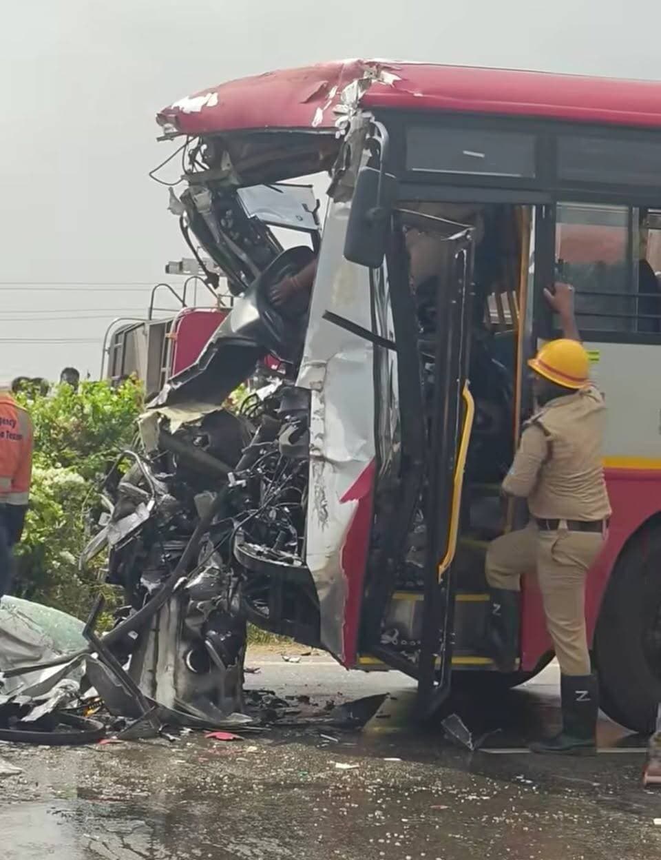 #shorts #ಚಿತ್ರದುರ್ಗದಲ್ಲಿ ಭೀಕರ ರಸ್ತೆ ಅಪಘಾತ: KSRTC ಬಸ್–ಲಾರಿ ಡಿಕ್ಕಿ, ಚಾಲಕ ಸೇರಿ ಇಬ್ಬರು ಸಾವು!
15ಕ್ಕೂ ಹೆಚ್ಚು ಪ್ರಯಾಣಿಕರಿಗೆ ಗಾಯ; ಓರ್ವನ ಸ್ಥಿತಿ ಗಂಭೀರ, ದಾವಣಗೆರೆ ಆಸ್ಪತ್ರೆಗೆ ಸ್ಥಳಾಂತರ
ಚಿತ್ರದುರ್ಗ: ಜಿಲ್ಲೆಯ ಚಿತ್ರದುರ್ಗ ತಾಲೂಕಿನ ಮಲ್ಲಾಪುರ ಗ್ರಾಮದ ಬಳಿ ಕೆಎಸ್ಆರ್ಟಿಸಿ ಬಸ್ ಹಾಗೂ ಲಾರಿ ನಡುವೆ ಸಂಭವಿಸಿದ ಭೀಕರ ರಸ್ತೆ ಅಪಘಾತದಲ್ಲಿ ಬಸ್ ಚಾಲಕ ಸೇರಿದಂತೆ ಇಬ್ಬರು ಮೃತಪಟ್ಟಿದ್ದು, 15ಕ್ಕೂ ಹೆಚ್ಚು ಮಂದಿ ಗಾಯಗೊಂಡಿದ್ದಾರೆ.
ಗುರುವಾರ ಸಂಭವಿಸಿದ ಈ ಅಪಘಾತದಲ್ಲಿ ಬಸ್ ಚಾಲಕ ಬಾಪು ಪಾಟೀಲ್ (36) ಹಾಗೂ 14 ವರ್ಷದ ಪ್ರಯಾಣಿಕ ಗಗನ್ ಮೃತಪಟ್ಟಿದ್ದಾರೆ ಎಂದು ಗುರುತಿಸಲಾಗಿದೆ. ಬಸ್ ಮತ್ತು ಲಾರಿ ನಡುವೆ ಡಿಕ್ಕಿ ಸಂಭವಿಸಿದ ಪರಿಣಾಮ ಹಲವಾರು ಪ್ರಯಾಣಿಕರು ಗಾಯಗೊಂಡಿದ್ದಾರೆ.
ಗಾಯಾಳುಗಳನ್ನು ತಕ್ಷಣವೇ ಚಿತ್ರದುರ್ಗ ಜಿಲ್ಲಾಸ್ಪತ್ರೆಗೆ ದಾಖಲಿಸಿ ಚಿಕಿತ್ಸೆ ನೀಡಲಾಗುತ್ತಿದೆ. ಇವರಲ್ಲಿ ರಾಜು ನಾಯ್ಕ ಎಂಬ ಪ್ರಯಾಣಿಕನ ಸ್ಥಿತಿ ಗಂಭೀರವಾಗಿದ್ದು, ಹೆಚ್ಚಿನ ಚಿಕಿತ್ಸೆಗಾಗಿ ಆಂಬುಲೆನ್ಸ್ ಮೂಲಕ ದಾವಣಗೆರೆಯ ಖಾಸಗಿ ಆಸ್ಪತ್ರೆಗೆ ಸ್ಥಳಾಂತರಿಸಲಾಗಿದೆ.
ಅಪಘಾತದ ಮಾಹಿತಿ ತಿಳಿದ ತಕ್ಷಣ ಸ್ಥಳಕ್ಕೆ ಆಗಮಿಸಿದ ಸಿಪಿಐ ಬಾಲಚಂದ್ರ ನಾಯ್ಕ್ ಅವರು ಪರಿಶೀಲನೆ ನಡೆಸಿದ್ದಾರೆ. ಈ ಸಂಬಂಧ ಚಿತ್ರದುರ್ಗ ಗ್ರಾಮಾಂತರ ಪೊಲೀಸ್ ಠಾಣೆಯಲ್ಲಿ ಪ್ರಕರಣ ದಾಖಲಾಗಿದ್ದು, ಪೊಲೀಸರು ಮುಂದಿನ ತನಿಖೆ ಕೈಗೊಂಡಿದ್ದಾರೆ.
#Chitradurga #KSRTCBus #RoadAccident #BreakingNews #YadgirNews
#Chitradurga #KSRTCBus #RoadAccident #BreakingNews #YadgirNews @topfans