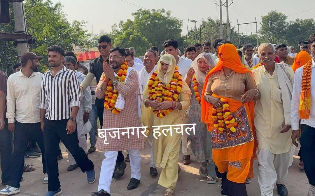 #सविता_कसाना_ने_भरा_नामांकन
आज डीग के वार्ड नंबर 19 से भाजपा नेता सतवीर कसाना की पत्नी सविता कसाना ने जिला परिषद के वार्ड का नामांकन दाखिल किया।
मौके ओर स्थानीय लोग कार्यकर्ता मौजूद रहे।