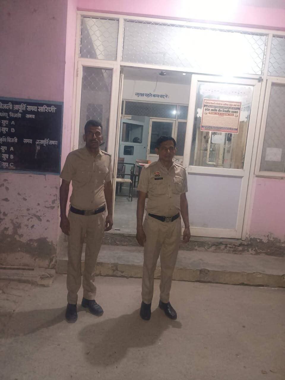 *बिजली आपूर्ति सुचारू बनाए रखने के लिए फतेहाबाद पुलिस सतर्क, पावर हाउसों पर पुलिसकर्मियों की मुस्तैद तैनाती*
*हड़ताल के मद्देनजर पुलिस अलर्ट, कानून-व्यवस्था बनाए रखने के लिए पुख्ता इंतजाम*
फतेहाबाद, 22 अक्टूबर। हरियाणा में बिजली विभाग के कर्मचारियों द्वारा तीन दिवसीय हड़ताल के आह्वान के मद्देनजर फतेहाबाद पुलिस पूरी तरह सतर्क एवं मुस्तैद है। *पुलिस अधीक्षक श्रीमती निकिता खट्टर, आईपीएस* ने आमजन की सुविधा एवं सुरक्षा को प्राथमिकता देते हुए कहा कि जिले में बिजली आपूर्ति व्यवस्था सुचारू बनाए रखने और किसी भी अप्रिय स्थिति से बचने के लिए आवश्यक सुरक्षा प्रबंध किए गए हैं।
पावर हाउसों एवं अन्य महत्वपूर्ण स्थानों पर पुलिसकर्मियों की ड्यूटी लगाई गई है। तैनात पुलिसकर्मी पूरी मुस्तैदी से अपनी जिम्मेदारियों का निर्वहन कर रहे हैं। इसके साथ ही जिला प्रशासन एवं बिजली विभाग के अधिकारियों के साथ समन्वय स्थापित कर आवश्यक सहयोग प्रदान किया जा रहा है।
फतेहाबाद पुलिस द्वारा स्थिति पर लगातार नजर रखी जा रही है, ताकि किसी भी अप्रिय घटना से समय रहते निपटा जा सके तथा जिले में शांति एवं कानून-व्यवस्था बनी रहे।
फतेहाबाद पुलिस आमजन की सुविधा, आवश्यक सेवाओं की सुरक्षा और कानून-व्यवस्था बनाए रखने के लिए पूरी तत्परता से कार्य कर रही है। पुलिस ने आमजन से शांति एवं सहयोग बनाए रखने की अपील की है।
