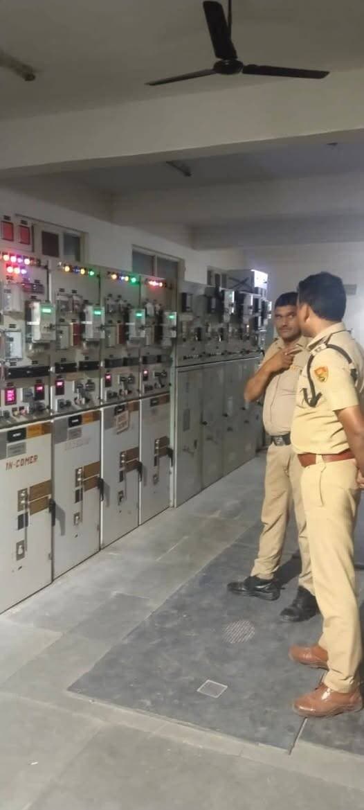 *बिजली व्यवस्था में व्यवधान रोकने के लिए हिसार पुलिस अलर्ट, पावर हाउसों पर सुरक्षा व्यवस्था मजबूत*
*बिजली कर्मचारियों की प्रस्तावित तीन दिवसीय हड़ताल के मद्देनजर हिसार पुलिस सतर्क, महत्वपूर्ण बिजली प्रतिष्ठानों पर पुलिसकर्मियों की तैनाती कर कानून-व्यवस्था बनाए रखने के लिए किए आवश्यक प्रबंध।*
हिसार, 22 अक्टूबर। हरियाणा में बिजली विभाग के कर्मचारियों द्वारा तीन दिवसीय हड़ताल के आह्वान के मद्देनजर हिसार पुलिस पूरी तरह सतर्क एवं मुस्तैद है। पुलिस अधीक्षक हिसार श्री सिद्धान्त जैन के निर्देशानुसार जिले में बिजली आपूर्ति व्यवस्था को सुचारू बनाए रखने, महत्वपूर्ण बिजली प्रतिष्ठानों की सुरक्षा सुनिश्चित करने तथा आमजन को किसी प्रकार की असुविधा से बचाने के लिए आवश्यक सुरक्षा प्रबंध किए जा रहे हैं।
हिसार पुलिस द्वारा पावर हाउसों एवं अन्य महत्वपूर्ण बिजली प्रतिष्ठानों पर पुलिसकर्मियों की ड्यूटी लगाई गई है। पुलिसकर्मियों को सतर्कता के साथ ड्यूटी निभाने तथा किसी भी अप्रिय स्थिति से निपटने के लिए तैयार रहने के निर्देश दिए गए हैं। साथ ही, जिला प्रशासन एवं बिजली विभाग के अधिकारियों के साथ समन्वय स्थापित कर स्थिति पर लगातार नजर रखी जा रही है।
पुलिस का मुख्य उद्देश्य बिजली आपूर्ति व्यवस्था से जुड़े महत्वपूर्ण प्रतिष्ठानों की सुरक्षा बनाए रखना, सरकारी कार्य में किसी प्रकार की बाधा उत्पन्न होने से रोकना तथा जिले में शांति एवं कानून-व्यवस्था कायम रखना है। किसी भी प्रकार की असामान्य गतिविधि या कानून-व्यवस्था प्रभावित करने के प्रयास पर नियमानुसार कार्रवाई की जाएगी।
*हिसार पुलिस की आमजन से अपील*
हिसार पुलिस आमजन से अपील करती है कि वे शांति एवं सौहार्द बनाए रखें, किसी भी प्रकार की अफवाह पर ध्यान न दें और अपुष्ट सूचनाओं को सोशल मीडिया पर साझा करने से बचें। किसी भी संदिग्ध गतिविधि की सूचना तुरंत पुलिस को दें तथा प्रशासन द्वारा जारी दिशा-निर्देशों का पालन करें।
हिसार पुलिस आमजन की सुरक्षा, महत्वपूर्ण प्रतिष्ठानों की सुरक्षा और जिले में कानून-व्यवस्था बनाए रखने के लिए पूरी सतर्कता एवं प्रतिबद्धता के साथ कार्य कर रही है।