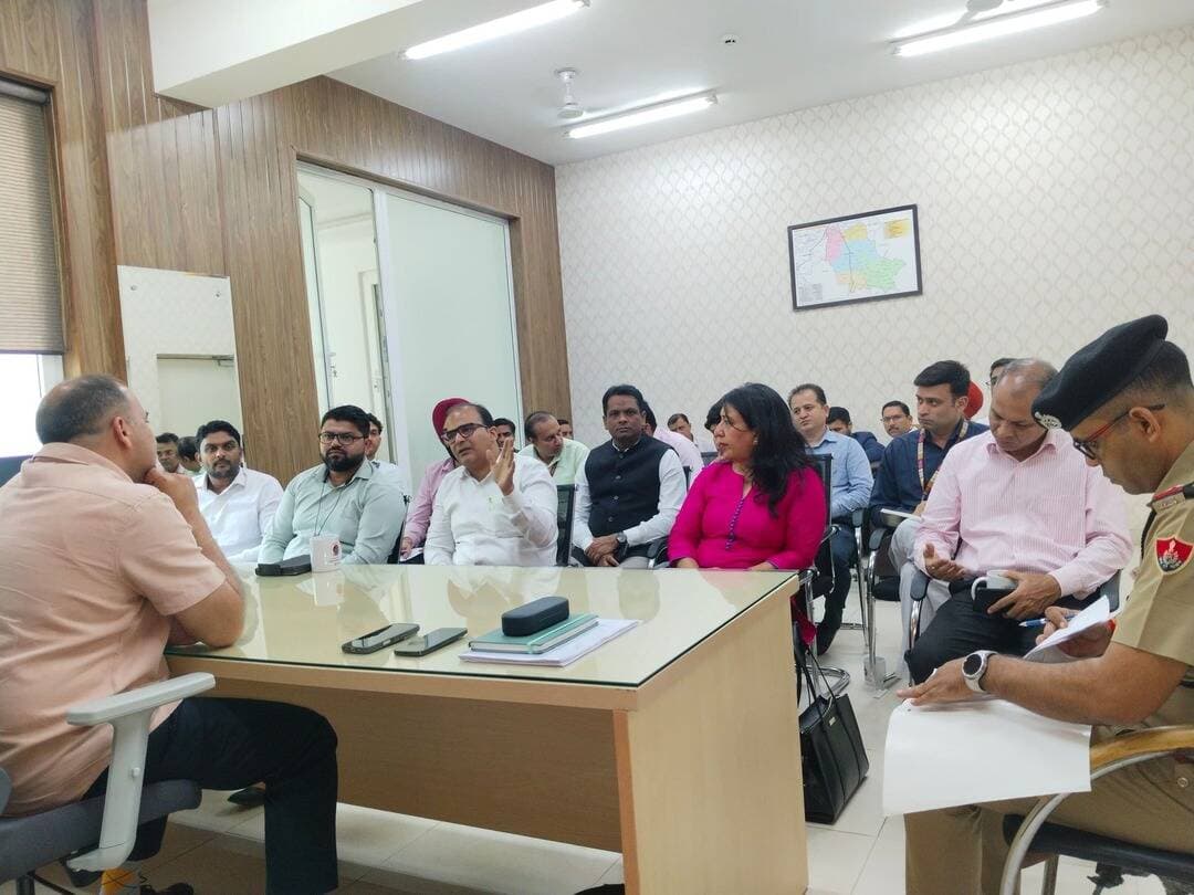 *गुरुग्राम पुलिस की साइबर अपराधियों पर सख्त कार्रवाई: 9 माह में 1,709 आरोपी गिरफ्तार, 44.16 करोड़ रुपये की राशि होल्ड/रिकवर तथा 29 करोड़ रुपये कराए पीड़ितों को वापस।*
*बैंकिंग API के माध्यम से NBFCs एवं वित्तीय संस्थानों को निशाना बनाकर की जा रही साइबर धोखाधड़ी पर अंकुश लगाने के लिए गुरुग्राम पुलिस सख्त; 17 बैंकों के नोडल एवं IT अधिकारियों के साथ बैठक करके सुरक्षा व्यवस्था मजबूत करने के निर्देश।*
`गुरुग्राम: 22 अक्टूबर 2026`
▪️गुरुग्राम पुलिस द्वारा साइबर अपराधों पर प्रभावी अंकुश लगाने, साइबर ठगी से पीड़ितों की धनराशि सुरक्षित कराने, आरोपियों की पहचान करके उनके विरुद्ध कार्रवाई करने तथा वित्तीय संस्थानों की साइबर सुरक्षा को मजबूत करने के लिए निरंतर प्रयास किए जा रहे हैं। इसी कड़ी में गुरुग्राम पुलिस से श्री गौरव फौगाट ACP Cyber ने बैंकिंग एप्लीकेशन प्रोग्रामिंग इंटरफेस (API) के दुरुपयोग के माध्यम से नॉन-बैंकिंग फाइनेंशियल कंपनियों (NBFCs) एवं अन्य वित्तीय संस्थानों को निशाना बनाकर की जा रही साइबर धोखाधड़ी को गंभीरता से लेते हुए बैंकों के नोडल एवं IT अधिकारियों के साथ महत्वपूर्ण बैठक आयोजित की।
▪️वहीं, वर्ष 2026 में 01 जनवरी से 30 सितंबर तक के उपलब्ध साइबर अपराध संबंधी आंकड़े गुरुग्राम पुलिस द्वारा की गई कार्रवाई, वित्तीय लेन-देन को सुरक्षित कराने तथा साइबर अपराधियों के विरुद्ध कानूनी कार्रवाई के प्रयासों को दर्शाते हैं।
*1. साइबर अपराधों के विरुद्ध गुरुग्राम पुलिस की कार्रवाई के प्रमुख आंकड़े (01 जनवरी 2026 से 30 सितंबर 2026 तक उपलब्ध आंकड़ों के अनुसार):*
- 33,376 साइबर शिकायतें प्राप्त हुईं।
- 1,66,46,57,635 रुपये (लगभग 166.47 करोड़ रुपये) की कुल ठगी दर्ज की गई।
- 44,16,57,620 रुपये (लगभग 44.17 करोड़ रुपये) की धनराशि होल्ड/रिकवर की गई।
- 29,00,97,627 रुपये (लगभग 29.01 करोड़ रुपये) की धनराशि शिकायतकर्ताओं एवं पीड़ितों को वापस किए जाने का विवरण दर्ज है।
- 1,017 FIR दर्ज की गईं।
- 530 मामले वर्क आउट किए गए।
- 1,709 आरोपी गिरफ्तार किए गए।
ये आंकड़े साइबर अपराधों के विरुद्ध कार्रवाई के साथ-साथ ठगी की धनराशि को सुरक्षित कराने और पीड़ितों को राहत पहुंचाने के लिए किए जा रहे प्रयासों को रेखांकित करते हैं।
*2. साइबर ठगी की राशि को सुरक्षित कराने के लिए प्रभावी प्रयास:* उपलब्ध आंकड़ों के अनुसार, साइबर अपराध से संबंधित मामलों एवं शिकायतों में कुल 44.16 करोड़ रुपये से अधिक की धनराशि होल्ड/रिकवर की गई। इसके अतिरिक्त, पीड़ितों एवं शिकायतकर्ताओं को कुल 29 करोड़ रुपये से अधिक की धनराशि वापस किए जाने का विवरण दर्ज है। धनराशि को समय रहते होल्ड कराने, संबंधित बैंक खातों एवं वित्तीय लेन-देन की जानकारी प्राप्त करने तथा ठगी की रकम के प्रवाह का पता लगाने में बैंकों और जांच एजेंसियों के बीच समन्वय महत्वपूर्ण भूमिका निभाता है। गुरुग्राम पुलिस का उद्देश्य साइबर अपराधियों के विरुद्ध कार्रवाई करने के साथ-साथ ठगी के कारण आर्थिक नुकसान झेल रहे पीड़ितों को राहत दिलाने के प्रयासों को भी प्रभावी बनाना है।
*3. बैंकिंग API के दुरुपयोग से वित्तीय संस्थानों को निशाना बनाने के मामलों पर गंभीरता:* दिनांक 22 अक्टूबर 2026 को ACP Cyber Crime, गुरुग्राम द्वारा अपने कार्यालय में गुरुग्राम में कार्यरत विभिन्न बैंकों के नोडल एवं IT अधिकारियों के साथ बैठक आयोजित की गई। बैठक का मुख्य उद्देश्य बैंकिंग एप्लीकेशन प्रोग्रामिंग इंटरफेस (API) को निशाना बनाकर किए जा रहे अनधिकृत वित्तीय लेन-देन तथा NBFCs एवं अन्य वैध वित्तीय संस्थानों को होने वाले आर्थिक नुकसान की रोकथाम के लिए ठोस उपायों पर चर्चा करना था। बैठक में उपलब्ध जानकारी के अनुसार, साइबर थानों में इस प्रकार की कुल 3 शिकायतें प्राप्त हुई थीं, जिनमें संबंधित NBFCs एवं अन्य वैध वित्तीय संस्थानों को लगभग 12 करोड़ रुपये का आर्थिक नुकसान पहुंचने की बात सामने आई। इन घटनाओं में साइबर अपराधियों द्वारा बैंकिंग प्रणालियों की कमजोरियों अथवा API के कथित दुरुपयोग के माध्यम से अनधिकृत लेन-देन कर धनराशि अज्ञात लाभार्थी खातों में स्थानांतरित किए जाने की आशंका पर चर्चा की गई। ऐसे मामलों में वित्तीय संस्थानों को भी गंभीर आर्थिक नुकसान हो सकता है, भले ही उनकी ओर से कोई स्पष्ट चूक सामने न आई हो।
*4. 17 बैंकों के प्रतिनिधियों के साथ सुरक्षा व्यवस्था मजबूत करने पर चर्चा:* बैठक में निम्नलिखित बैंकों के नोडल एवं IT अधिकारियों/प्रतिनिधियों ने भाग लिया:
1. यस बैंक — सुरेंद्र बिष्ट
2. कोटक महिंद्रा बैंक — त्रिपत सलूजा
3. बंधन बैंक — हेमंत गोधा
4. फिनो पेमेंट्स बैंक — एस. एम. तबिश
5. इंडसइंड बैंक — सौरभ श्रीवास्तव एवं समीर गुप्ता
6. यूनियन बैंक ऑफ इंडिया — विकास खन्ना एवं जसप्रीत सिंह
7. IDFC FIRST बैंक — उदय परांडे
8. फेडरल बैंक — गुरजीत सिंह धनोआ
9. ICICI बैंक — सिनोज अब्राहम एवं जावेद चौहान
10. इक्विटास स्मॉल फाइनेंस बैंक — श्री हरि एवं संजय यादव
11. बैंक ऑफ महाराष्ट्र — सानोज कुमार एवं आकाश शर्मा
12. AU स्मॉल फाइनेंस बैंक — भारत सिंह
13. UCO बैंक — हर्ष कुमार ओझा
14. केनरा बैंक — अनुज कुमार
15. रत्नाकर बैंक लिमिटेड — अधीश सिंह
16. HDFC बैंक — सार्थक शर्मा
17. भारतीय स्टेट बैंक — अंशू टिक्कू एवं प्रमोद कुमार
बैठक में बैंकिंग प्रणालियों की सुरक्षा, संदिग्ध लेन-देन की निगरानी, साइबर धोखाधड़ी से संबंधित शिकायतों पर त्वरित कार्रवाई तथा जांच एजेंसियों के साथ सूचनाओं के समयबद्ध आदान-प्रदान पर विशेष जोर दिया गया।
*5. बैंकों को सुरक्षा एवं निगरानी व्यवस्था सुदृढ़ करने के निर्देश:* ACP Cyber Crime, गुरुग्राम द्वारा बैंक प्रतिनिधियों को निर्देश दिए गए कि वे अपने बैंकिंग API एवं संबंधित डिजिटल प्रणालियों की सुरक्षा व्यवस्था की समीक्षा करके उसे और मजबूत करने के लिए निम्नलिखित निर्देश दिए:
- *API एवं डिजिटल प्रणालियों की सुरक्षा:* बैंकिंग API और उनसे जुड़ी प्रणालियों में सुरक्षा एवं प्रमाणीकरण व्यवस्था को सुदृढ़ किया जाए।
- *संदिग्ध गतिविधियों की निगरानी:* अनधिकृत API हिट, असामान्य गतिविधियों एवं संदिग्ध वित्तीय लेन-देन की पहचान के लिए प्रभावी निगरानी व्यवस्था सुनिश्चित की जाए।
- *तत्काल कार्रवाई:* किसी भी संदिग्ध गतिविधि का पता चलने पर बिना अनावश्यक देरी के आवश्यक कार्रवाई की जाए।
- *शिकायतों का समयबद्ध निस्तारण:* साइबर धोखाधड़ी से संबंधित शिकायतों पर प्राथमिकता के आधार पर कार्रवाई की जाए।
- *जांच में पूर्ण सहयोग:* जांच एजेंसियों को आवश्यक बैंकिंग रिकॉर्ड, संबंधित जानकारी एवं अन्य प्रासंगिक विवरण समय पर उपलब्ध कराए जाएं।
- *धनराशि का पता लगाना एवं वापसी:* ठगी की रकम के लेन-देन की कड़ियों का पता लगाने तथा धनराशि की रिकवरी में जांच एजेंसियों को पूरा सहयोग दिया जाए।
6. बैंक, NBFC एवं पुलिस के बीच समन्वय पर जोर
बैठक में इस बात पर विशेष जोर दिया गया कि बैंक, NBFCs एवं कानून प्रवर्तन एजेंसियां आपसी समन्वय के साथ कार्य करें, ताकि वित्तीय प्रणालियों में मौजूद संभावित सुरक्षा कमजोरियों की पहचान की जा सके और भविष्य में इस प्रकार की घटनाओं की पुनरावृत्ति रोकी जा सके। साइबर धोखाधड़ी के मामलों में समय पर सूचना साझा करना, संदिग्ध खातों एवं लेन-देन की पहचान करना और जांच एजेंसियों को आवश्यक रिकॉर्ड उपलब्ध कराना अत्यंत महत्वपूर्ण है। इससे ठगी की धनराशि के प्रवाह का पता लगाने तथा उसे सुरक्षित कराने के प्रयासों को गति मिल सकती है।
*7. गुरुग्राम पुलिस की आमजन एवं वित्तीय संस्थानों से अपील:* गुरुग्राम पुलिस सभी बैंकों, NBFCs एवं अन्य वित्तीय संस्थानों से अपील करती है कि वे अपनी बैंकिंग API और डिजिटल प्रणालियों की सुरक्षा को प्राथमिकता दें, संदिग्ध गतिविधियों की निरंतर निगरानी करें तथा साइबर धोखाधड़ी की किसी भी आशंका की सूचना तत्काल संबंधित पुलिस इकाई को दें। साथ ही, आमजन से भी अपील है कि वे अनजान लिंक पर क्लिक करने, संदिग्ध डिजिटल अनुरोधों पर भरोसा करने अथवा अपनी बैंकिंग संबंधी गोपनीय जानकारी साझा करने से बचें। किसी भी प्रकार की साइबर ठगी होने पर बिना देरी किए साइबर अपराध हेल्पलाइन नंबर 1930 पर संपर्क करें अथवा आधिकारिक पोर्टल https://www.cybercrime.gov.in पर शिकायत दर्ज करें। गुरुग्राम पुलिस साइबर अपराधों की रोकथाम, अपराधियों के विरुद्ध प्रभावी कार्रवाई, वित्तीय संस्थानों की सुरक्षा मजबूत करने तथा साइबर ठगी से प्रभावित पीड़ितों को राहत दिलाने के लिए प्रतिबद्ध है।