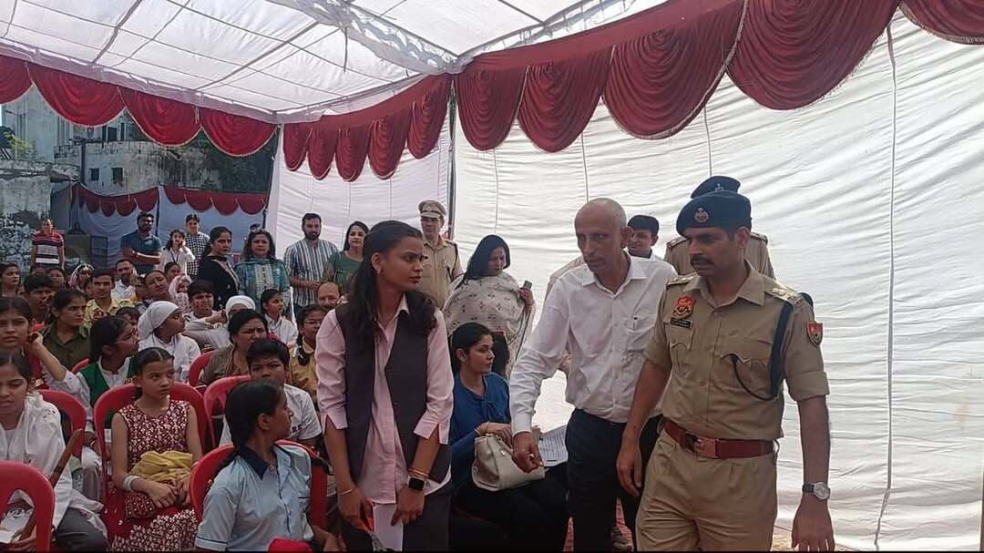 बाल महोत्सव के दूसरे दिन एसपी अजीत सिंह शेखावत ने मुख्य अतिथि के रूप में की शिरकत, बच्चों की प्रतिभा को सराहा,
बच्चों को नशे जैसी सामाजिक बुराइयों से दूर रहने, साइबर सुरक्षा के प्रति जागरूक रहने और अनुशासन के साथ आगे बढ़ने का दिया संदेश,
जिला बाल कल्याण परिषद, अम्बाला द्वारा आयोजित तीन दिवसीय जिला स्तरीय बाल महोत्सव-2026 के दूसरे दिन बाल भवन, अम्बाला छावनी में विभिन्न सांस्कृतिक एवं रचनात्मक प्रतियोगिताओं का आयोजन किया गया। कार्यक्रम में पुलिस अधीक्षक अम्बाला श्री अजीत सिंह शेखावत, आईपीएस, ने मुख्य अतिथि के रूप में शिरकत की तथा विद्यार्थियों की प्रतिभा और रचनात्मकता की सराहना करते हुए उनका उत्साहवर्धन किया।
कार्यक्रम स्थल पर पहुंचने पर जिला बाल कल्याण अधिकारी द्वारा मुख्य अतिथि का पौधा भेंट कर स्वागत किया गया। इसके पश्चात मुख्य अतिथि एवं अन्य गणमान्य अतिथियों ने मां सरस्वती के चित्र के समक्ष दीप प्रज्वलित कर एवं पुष्प अर्पित कर कार्यक्रम का शुभारंभ किया। स्कूली बच्चों ने मनमोहक सांस्कृतिक प्रस्तुतियों के माध्यम से अतिथियों का स्वागत किया।
14 प्रमुख प्रतियोगिताओं में बच्चों ने दिखाई प्रतिभा,
बाल महोत्सव के दूसरे दिन जिले के विभिन्न विद्यालयों के विद्यार्थियों ने समूह नृत्य, एकल नृत्य, क्ले मॉडलिंग, मेहंदी रचाओ, शास्त्रीय नृत्य, फैंसी ड्रेस, हरियाणवी रागनी, बेस्ट ड्रामेबाज, रंगोली, थाली एवं कलश सजावट, पोस्टर मेकिंग सहित विभिन्न रचनात्मक प्रतियोगिताओं में उत्साहपूर्वक भाग लिया। इसके अतिरिक्त बच्चों के लिए साड़ी एवं पगड़ी बांधने जैसी मनोरंजक प्रतियोगिताएं भी आयोजित की गईं।
कटिंग एंड टेलरिंग रूम में आयोजित डिक्लेमेशन प्रतियोगिता में विद्यार्थियों ने राष्ट्र निर्माण में देशभक्ति, खेलों में हरियाणा का योगदान, बाल श्रम, लोकतंत्र एवं व्यक्तिगत स्वतंत्रता जैसे महत्वपूर्ण विषयों पर अपने विचार प्रस्तुत किए। इन प्रतियोगिताओं के माध्यम से बच्चों को अपनी प्रतिभा प्रदर्शित करने के साथ-साथ आत्मविश्वास, रचनात्मकता एवं सामाजिक जागरूकता विकसित करने का अवसर मिला।
अनुशासन, मेहनत और जागरूकता से ही मिलेगी सफलता , एसपी अजीत सिंह शेखावत,
समारोह को संबोधित करते हुए पुलिस अधीक्षक श्री अजीत सिंह शेखावत ने कहा कि बच्चे देश का भविष्य हैं और अनुशासन ही वह शक्ति है, जो उन्हें सफलता के शिखर तक पहुंचाती है। उन्होंने विद्यार्थियों को जीवन में मेहनत, अनुशासन एवं सकारात्मक सोच अपनाने के लिए प्रेरित किया।
उन्होंने युवाओं से नशे जैसी सामाजिक बुराइयों से दूर रहने तथा अपने जीवन को शिक्षा, खेलकूद और रचनात्मक गतिविधियों के माध्यम से बेहतर बनाने का आह्वान किया। साथ ही उन्होंने इंटरनेट का सुरक्षित एवं सीमित उपयोग करने और साइबर अपराधों के प्रति सतर्क रहने की आवश्यकता पर जोर दिया।
उन्होंने कहा कि बच्चों को अपनी प्रतिभा पहचानकर खेल एवं कला सहित विभिन्न क्षेत्रों में पूरी निष्ठा और लगन के साथ आगे बढ़ना चाहिए। सही दिशा में किया गया प्रयास, अनुशासन और निरंतर मेहनत ही जीवन में सफलता की मजबूत नींव तैयार करते हैं।
विभिन्न प्रतियोगिताओं का निरीक्षण कर बढ़ाया बच्चों का उत्साह,
मुख्य अतिथि श्री अजीत सिंह शेखावत ने मिनी बाल भवन एवं भारत स्काउट्स एंड गाइड्स संस्थान में आयोजित विभिन्न प्रतियोगिताओं का निरीक्षण किया। उन्होंने बच्चों की प्रस्तुतियों एवं रचनात्मक कार्यों को देखा और उनका उत्साहवर्धन किया।
जिला बाल कल्याण अधिकारी विश्वास मलिक ने बताया कि बाल महोत्सव का समापन 23 अक्टूबर को अंतिम दिन की प्रतियोगिताओं के आयोजन के साथ होगा।
उन्होंने कहा कि जिला स्तरीय बाल महोत्सव बच्चों को अपनी प्रतिभा निखारने, आत्मविश्वास बढ़ाने तथा सांस्कृतिक एवं रचनात्मक गतिविधियों से जुड़ने का महत्वपूर्ण मंच प्रदान कर रहा है। इस प्रकार के आयोजन बच्चों के सर्वांगीण विकास के साथ-साथ उनमें अनुशासन, सामाजिक जिम्मेदारी और सकारात्मक दृष्टिकोण विकसित करने में महत्वपूर्ण भूमिका निभाते हैं।
इस अवसर पर जिला बाल कल्याण अधिकारी विश्वास मलिक, महिला की शक्ति वेलफेयर सोसाइटी की अध्यक्ष बीनू गर्ग, कार्यक्रम अधिकारी बाल भवन राजेश कुमार, इंसानियत फाउन्डेशन की संस्थापक गीतांश मल्होत्रा, आजीवन सदस्य राकेश मक्कड़ के साथ-साथ अन्य गणमान्य उपस्थित रहे। Haryana Police